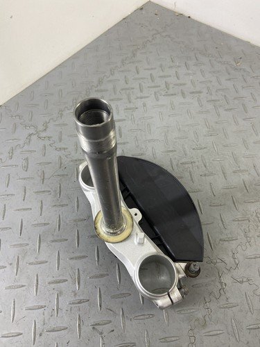 BMW S1000XR TE K69 2021 BOTTOM FROK YOKE BRIDGE CLAMP TRIPLE TREE CLAMP - Image 4