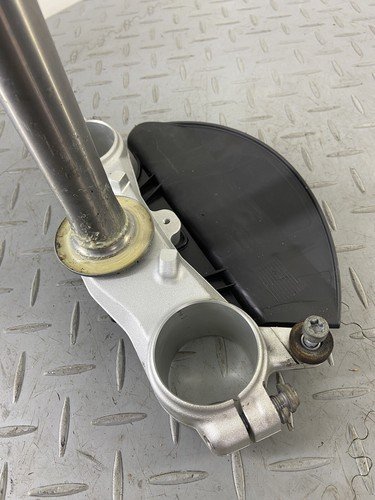 BMW S1000XR TE K69 2021 BOTTOM FROK YOKE BRIDGE CLAMP TRIPLE TREE CLAMP - Image 5