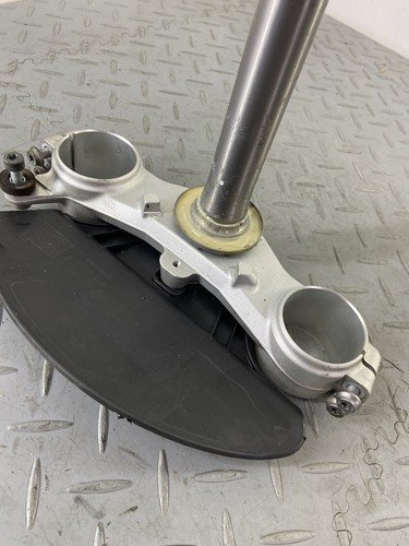 BMW S1000XR TE K69 2021 BOTTOM FROK YOKE BRIDGE CLAMP TRIPLE TREE CLAMP - Image 8