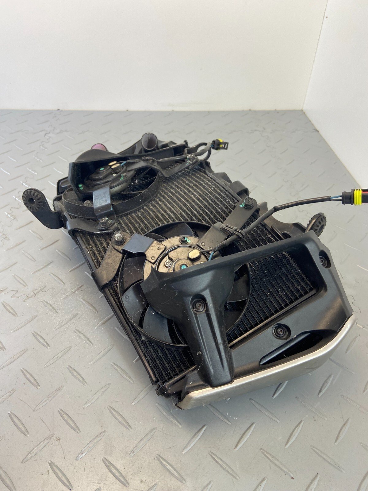 DUCATI MONSTER 1200S M1200S 2014 WATER COOLER RADIATOR (DAMADGED) - Image 4