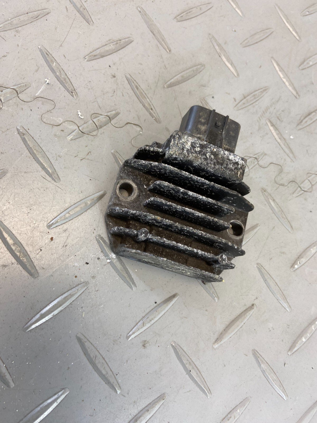 KTM SUPERDUKE 1290 R 2018 VOLTAGE REGULATOR RECTIFIER FH022AA - Image 2