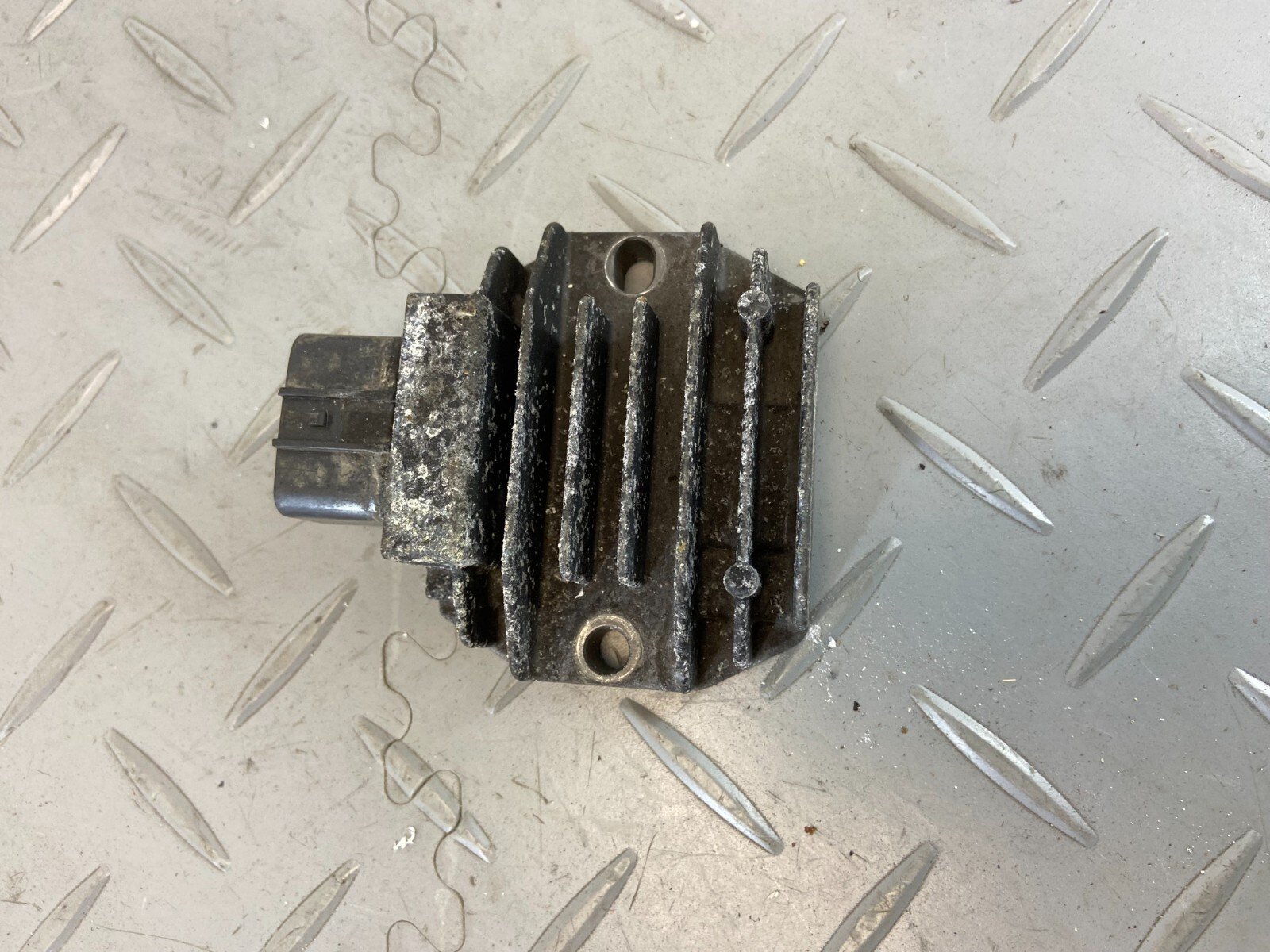 KTM SUPERDUKE 1290 R 2018 VOLTAGE REGULATOR RECTIFIER FH022AA - Image 4