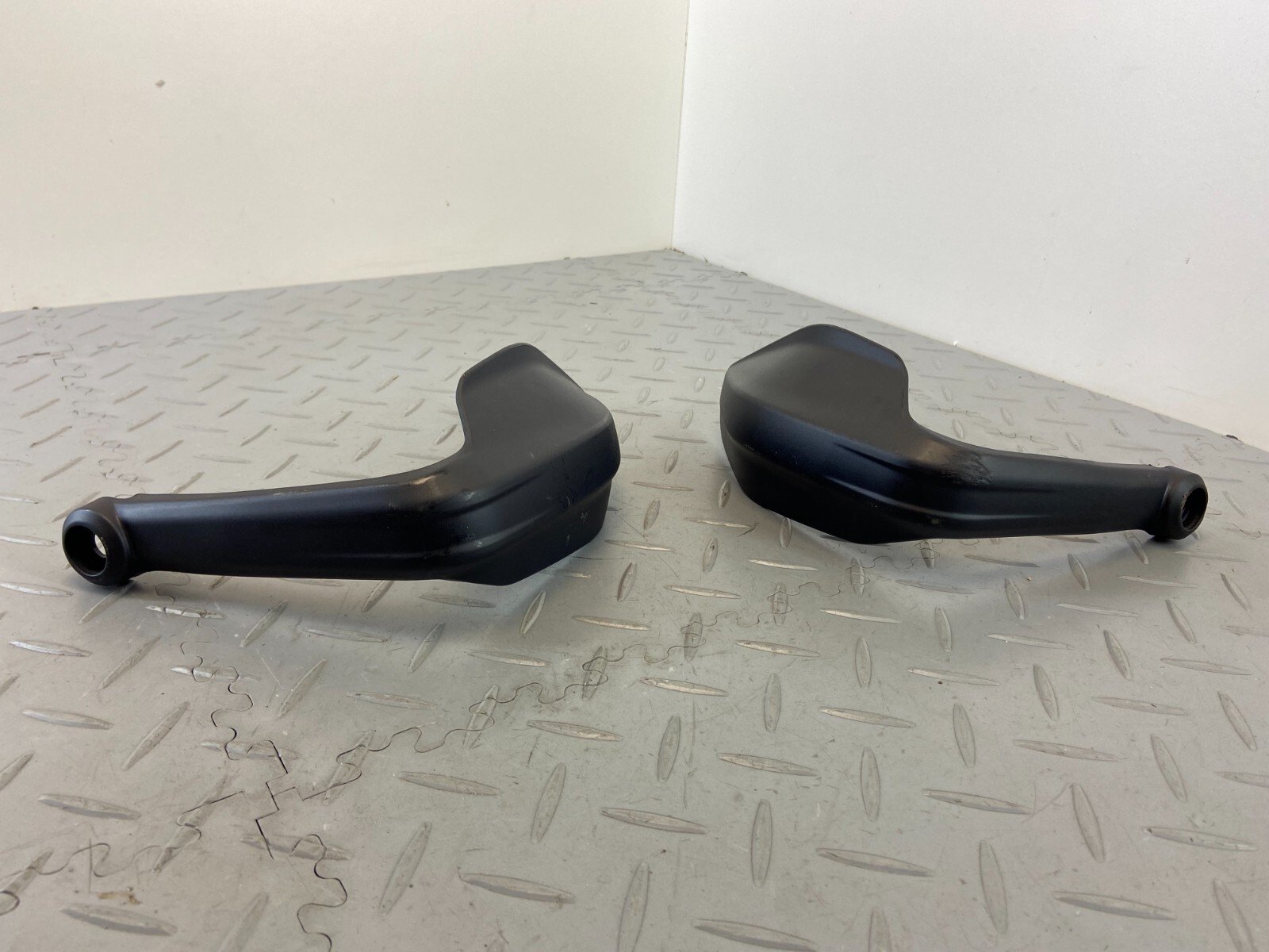 DUCATI MULTISTRADA V4S 1299 2021 HANDLEBAR HAND GUARD COVER 4601H921AA - Image 2