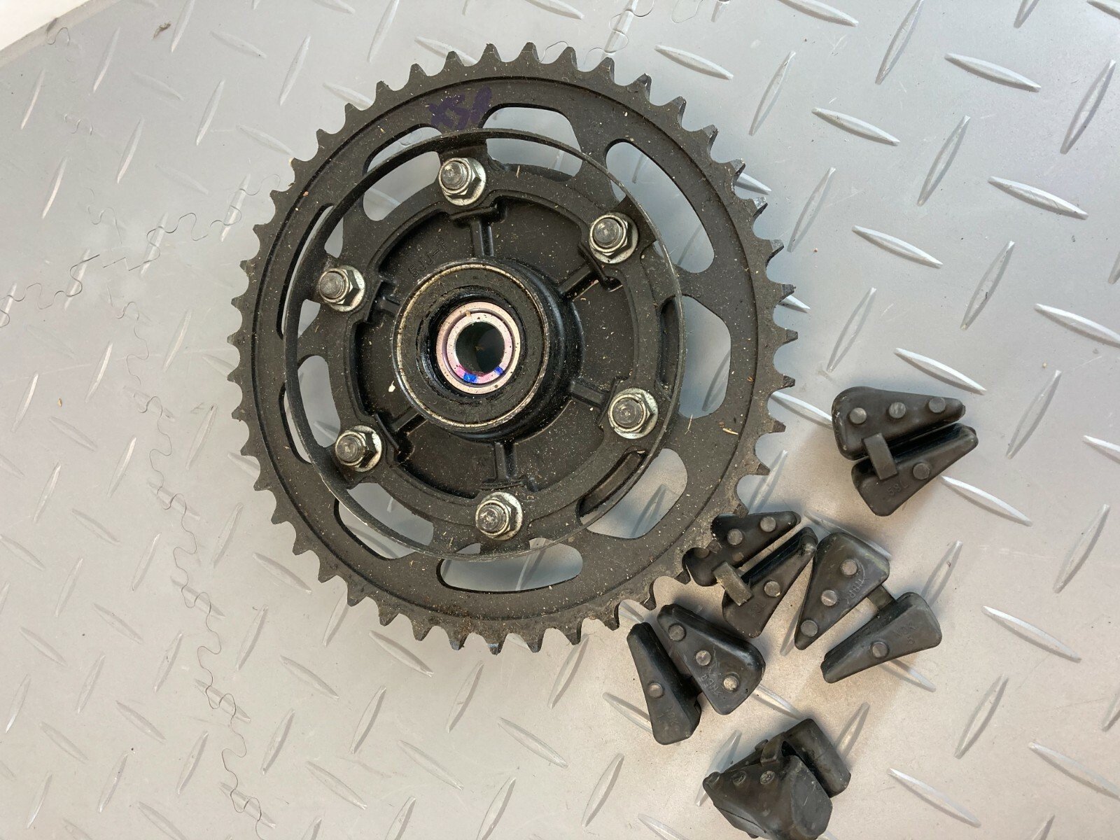 YAMAHA MT-07 MT07 XSR 700 2017 REAR SPROCKET CARRIER & RUBBERS - Image 2