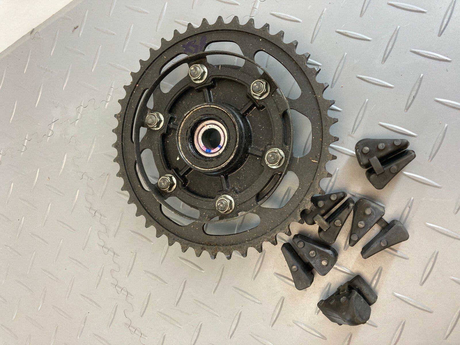YAMAHA MT-07 MT07 XSR 700 2017 REAR SPROCKET CARRIER & RUBBERS - Image 4