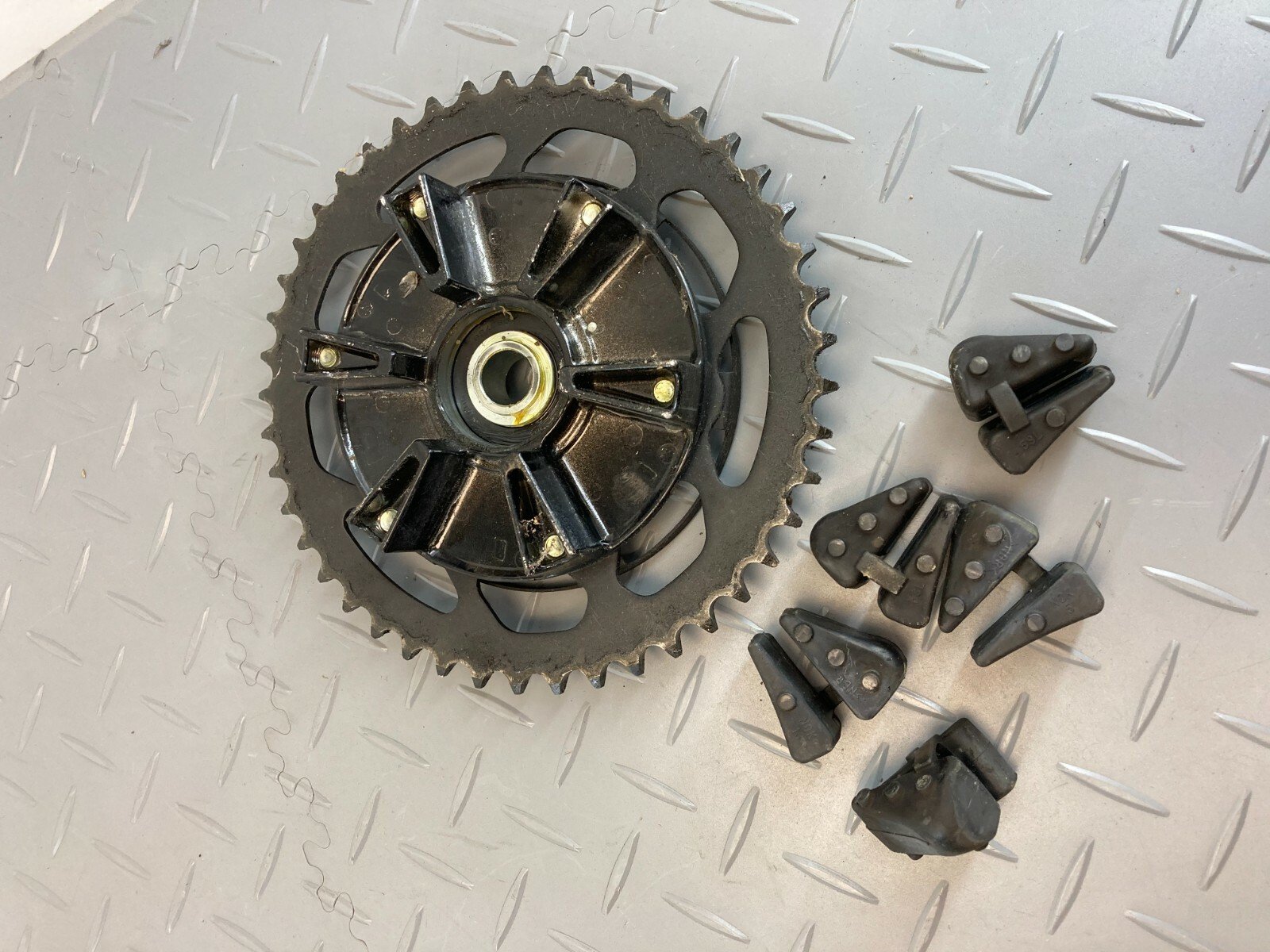 YAMAHA MT-07 MT07 XSR 700 2017 REAR SPROCKET CARRIER & RUBBERS - Image 5