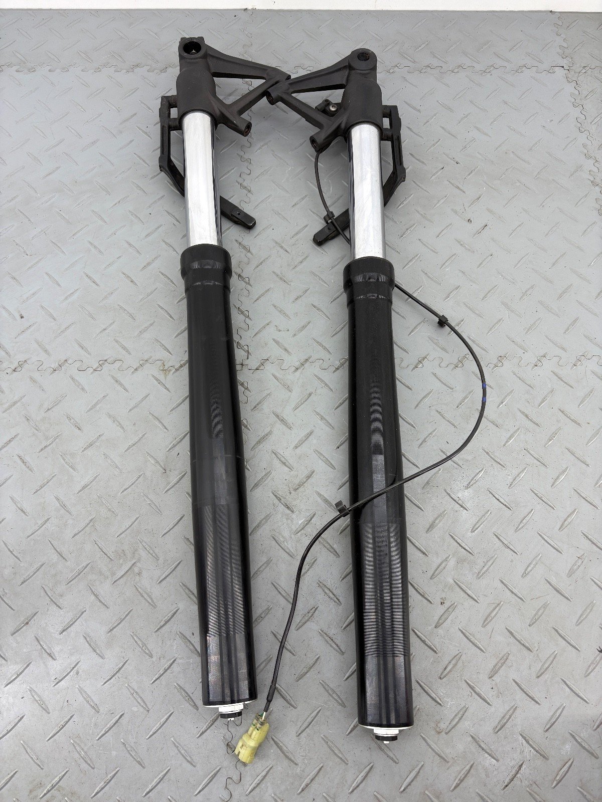 TRIUMPH SCRAMBLER 1200 XC 2020 FORK LEGS PAIR RIGHT LEFT - Image 2