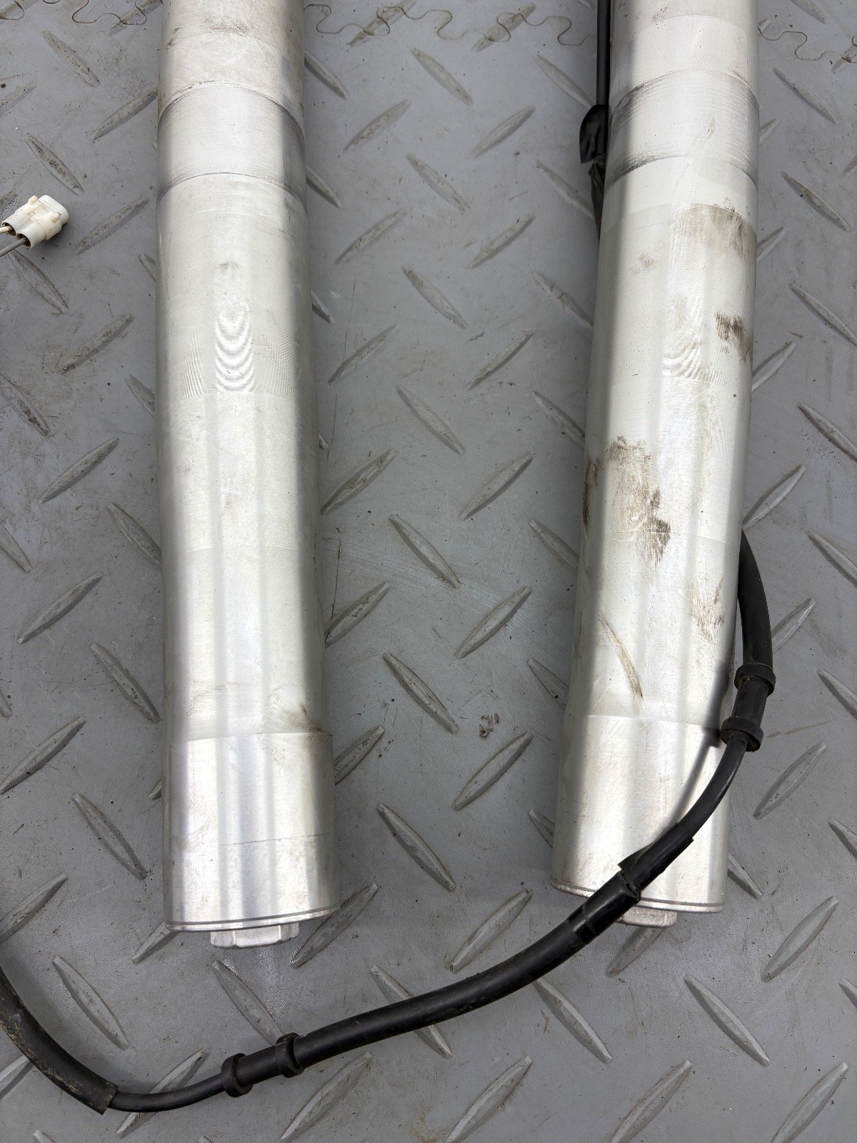 YAMAHA TMAX 530 2017 FRONT FORK LEGS PAIR STANCHION RIGHT LEFT (SPARE OR REPAIR) - Image 2