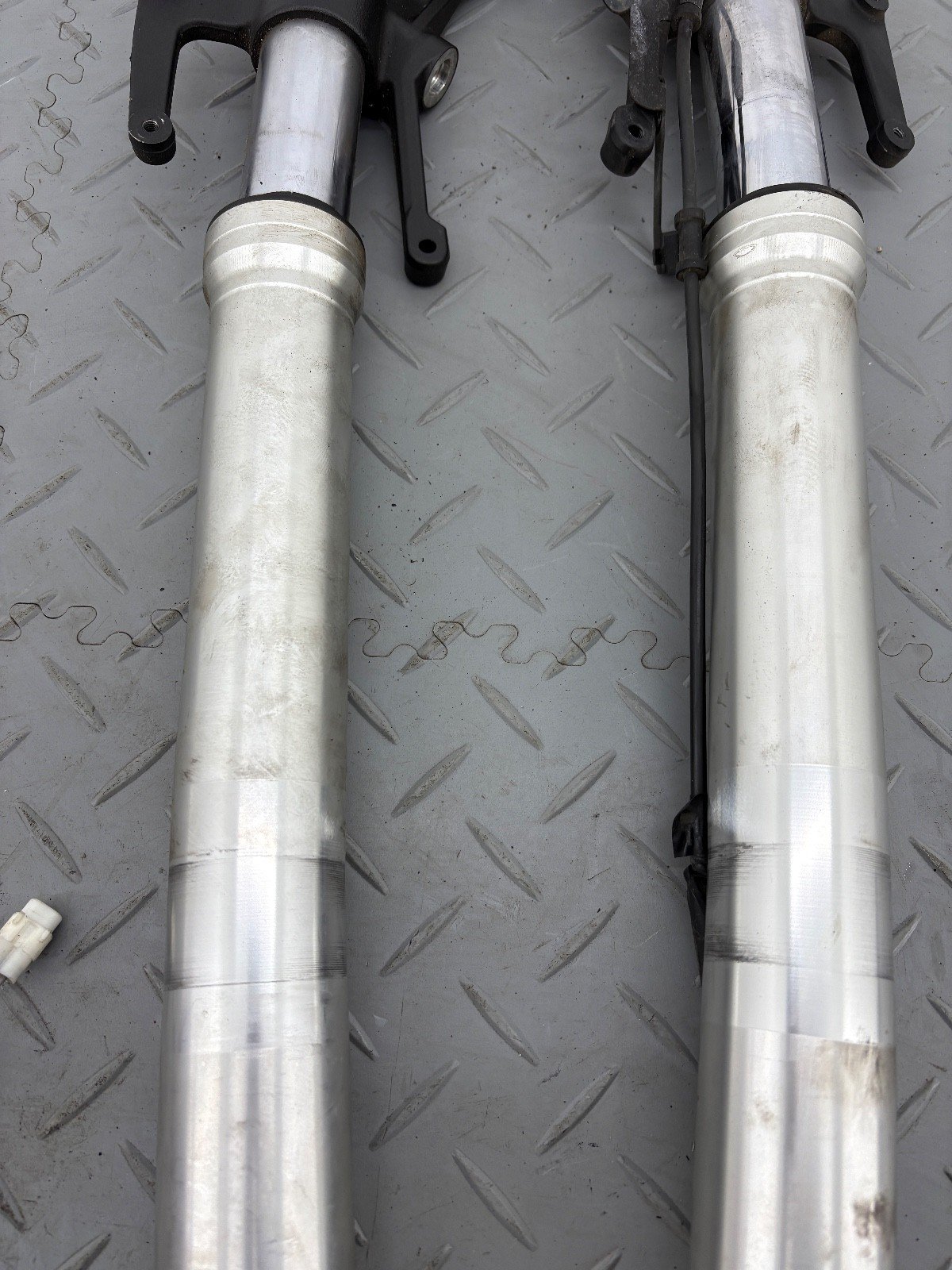 YAMAHA TMAX 530 2017 FRONT FORK LEGS PAIR STANCHION RIGHT LEFT (SPARE OR REPAIR) - Image 3