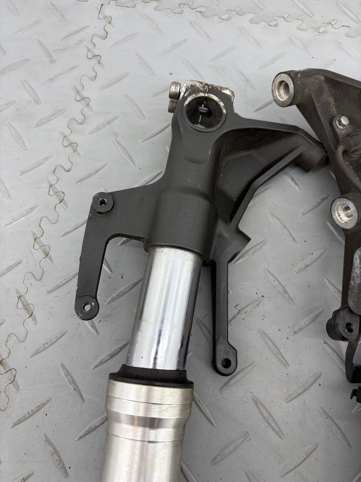 YAMAHA TMAX 530 2017 FRONT FORK LEGS PAIR STANCHION RIGHT LEFT (SPARE OR REPAIR) - Image 4