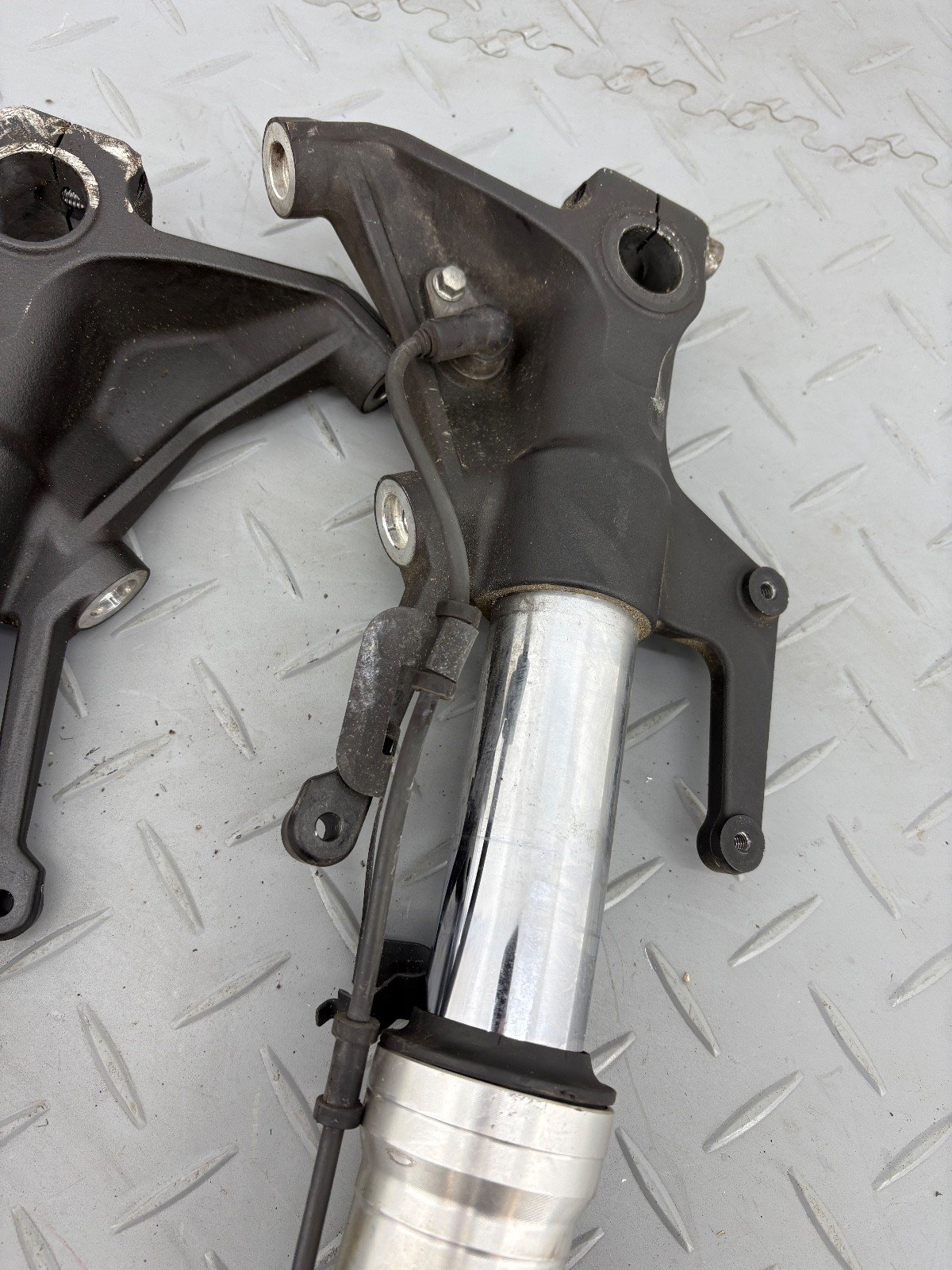 YAMAHA TMAX 530 2017 FRONT FORK LEGS PAIR STANCHION RIGHT LEFT (SPARE OR REPAIR) - Image 5