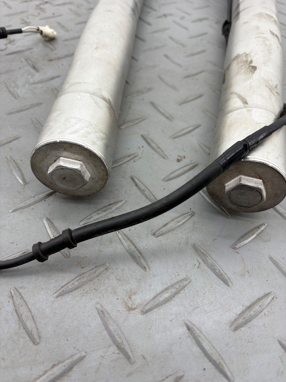 YAMAHA TMAX 530 2017 FRONT FORK LEGS PAIR STANCHION RIGHT LEFT (SPARE OR REPAIR) - Image 6
