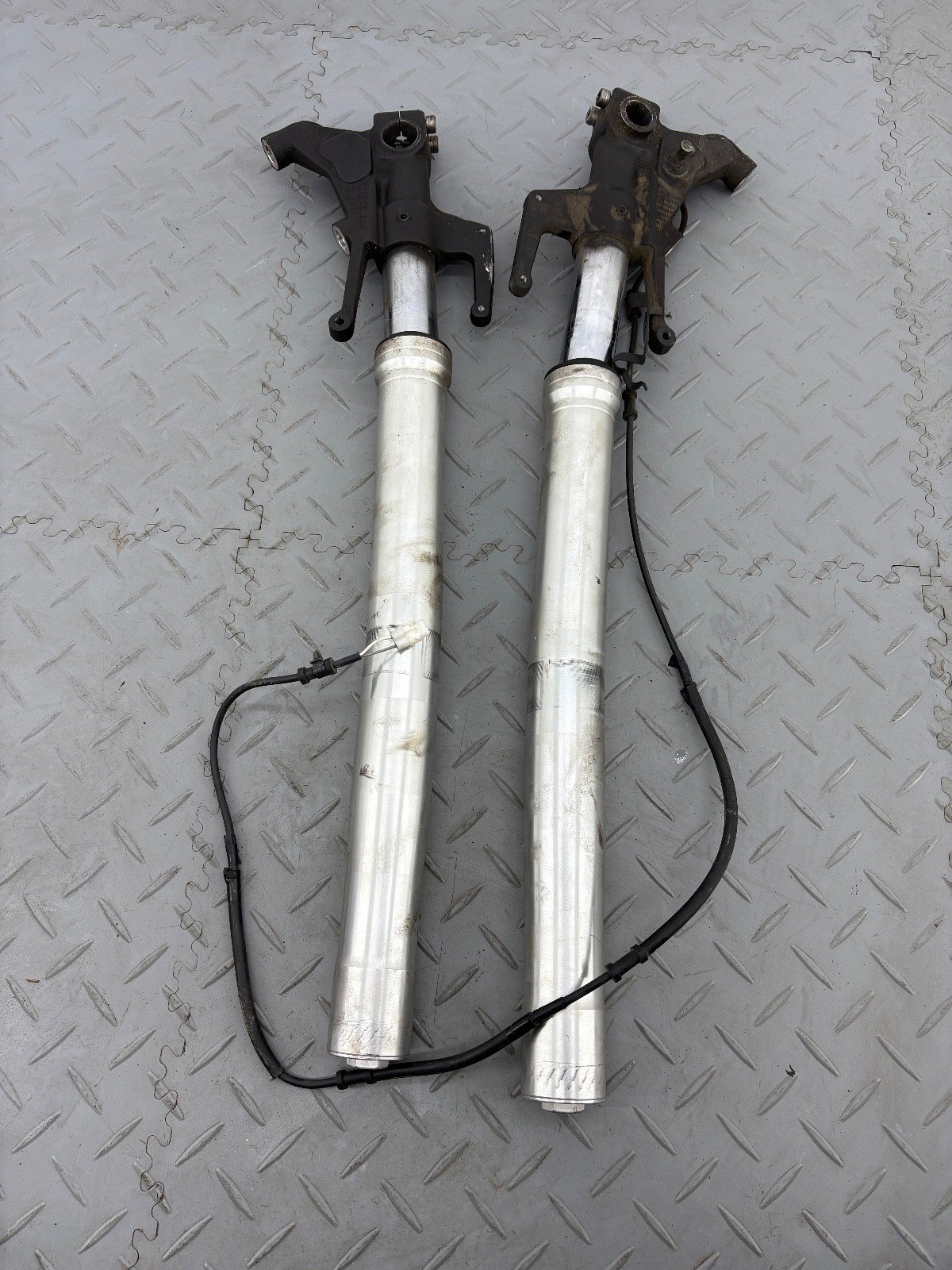 YAMAHA TMAX 530 2017 FRONT FORK LEGS PAIR STANCHION RIGHT LEFT (SPARE OR REPAIR) - Image 7