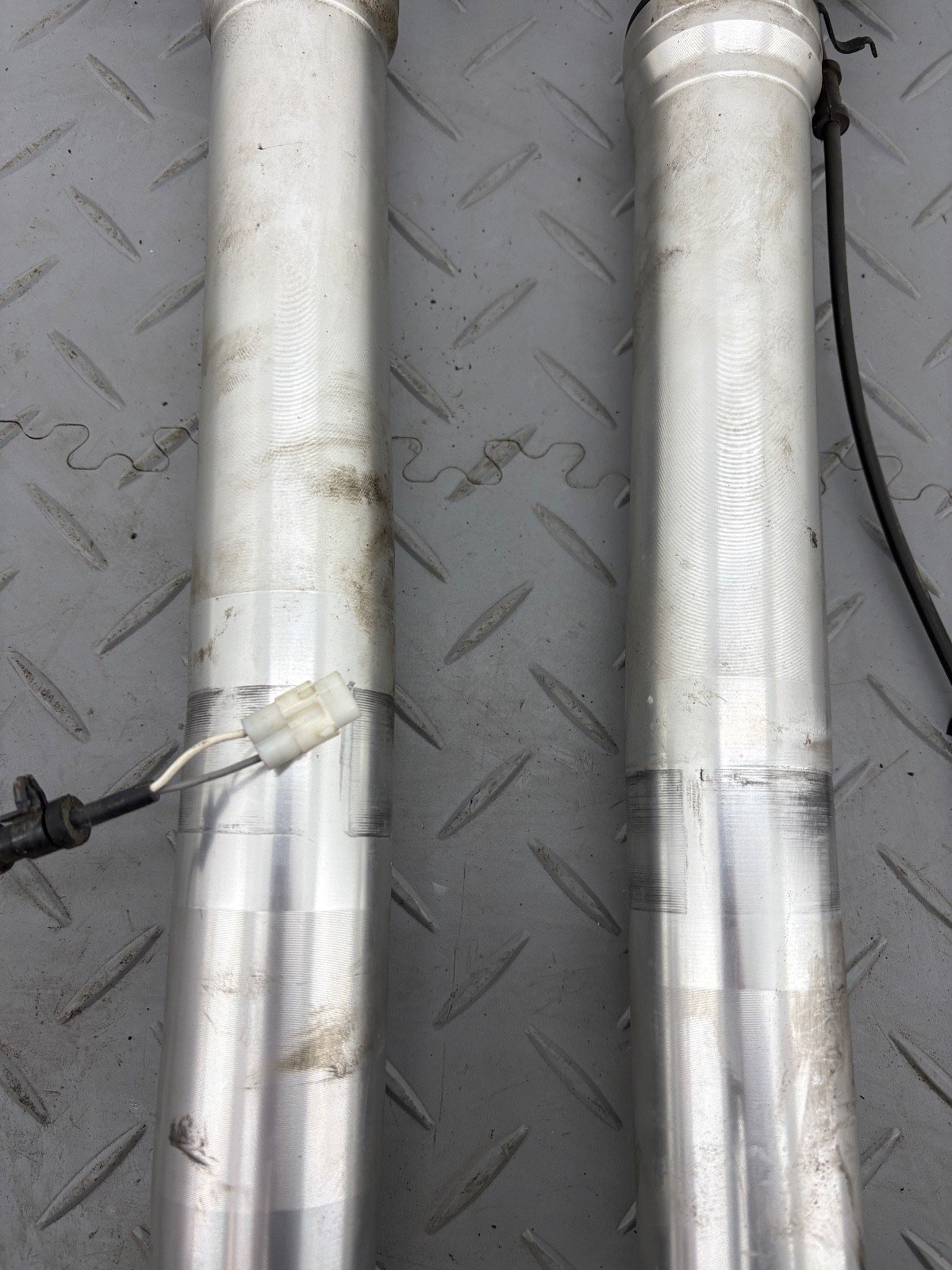 YAMAHA TMAX 530 2017 FRONT FORK LEGS PAIR STANCHION RIGHT LEFT (SPARE OR REPAIR) - Image 9