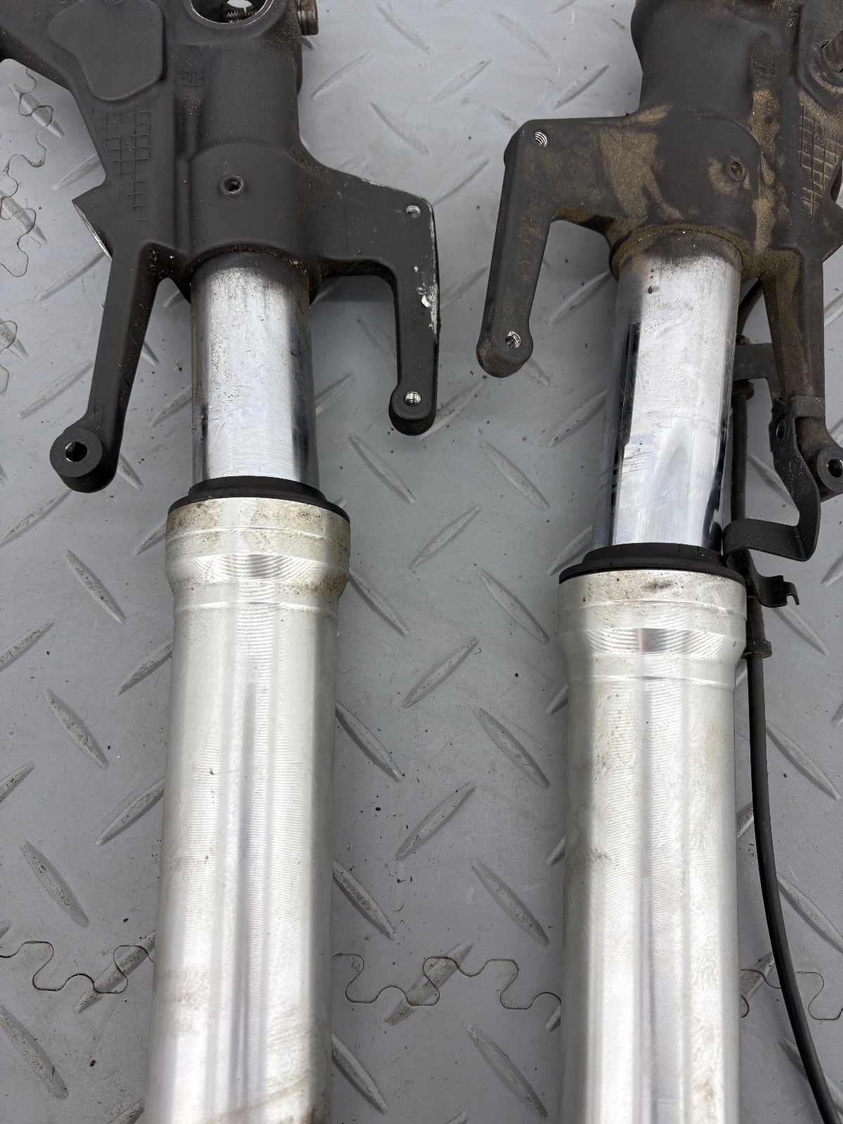 YAMAHA TMAX 530 2017 FRONT FORK LEGS PAIR STANCHION RIGHT LEFT (SPARE OR REPAIR) - Image 10