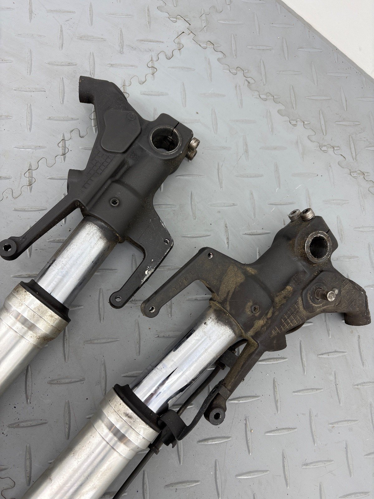 YAMAHA TMAX 530 2017 FRONT FORK LEGS PAIR STANCHION RIGHT LEFT (SPARE OR REPAIR) - Image 11