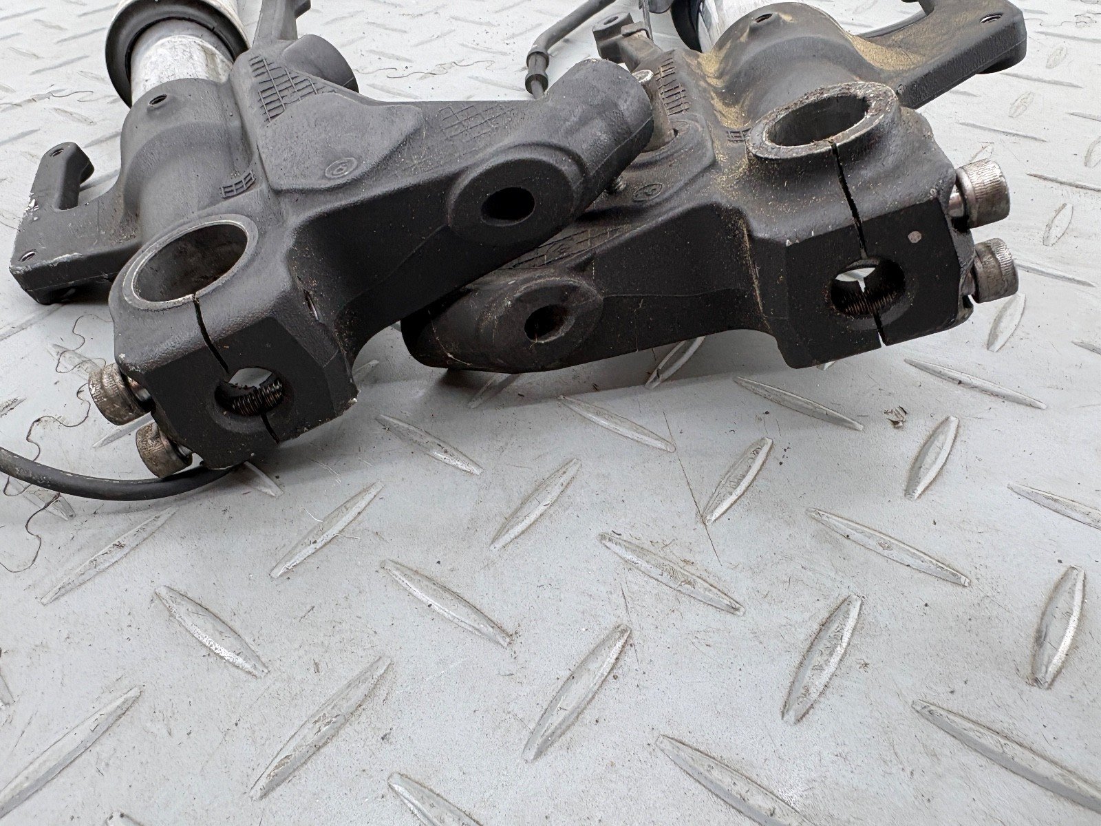 YAMAHA TMAX 530 2017 FRONT FORK LEGS PAIR STANCHION RIGHT LEFT (SPARE OR REPAIR) - Image 12