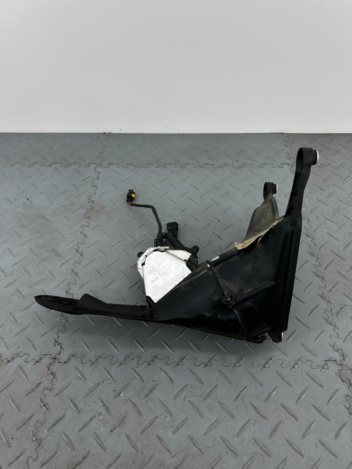 DUCATI STREETFIGHTER V2 2023 RADIATOR FAN & AIR DUCT & SERVO MOTOR 8291A341A - Image 6