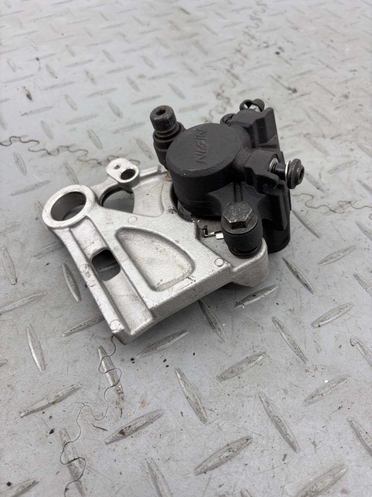 YAMAHA MT-09 MT09 RN69 2022 REAR BRAKE CALIPER & MOUNT BRACKET - Image 5