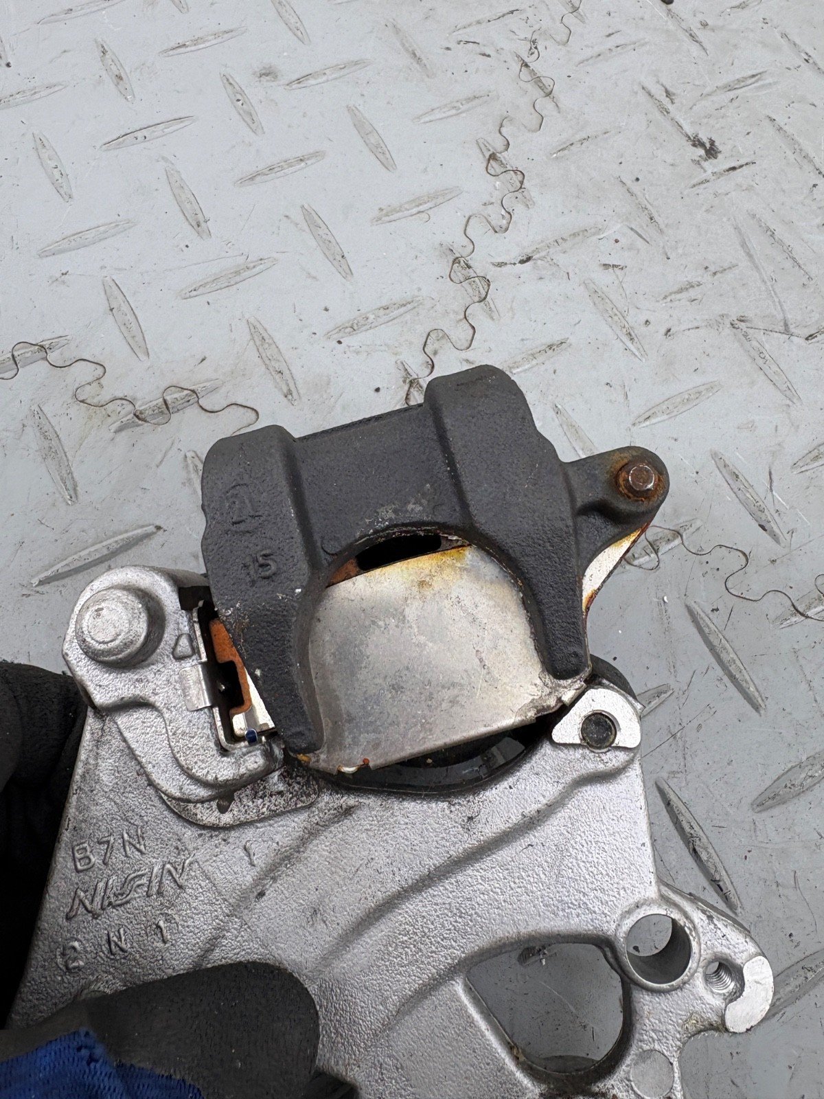 YAMAHA MT-09 MT09 RN69 2022 REAR BRAKE CALIPER & MOUNT BRACKET - Image 7