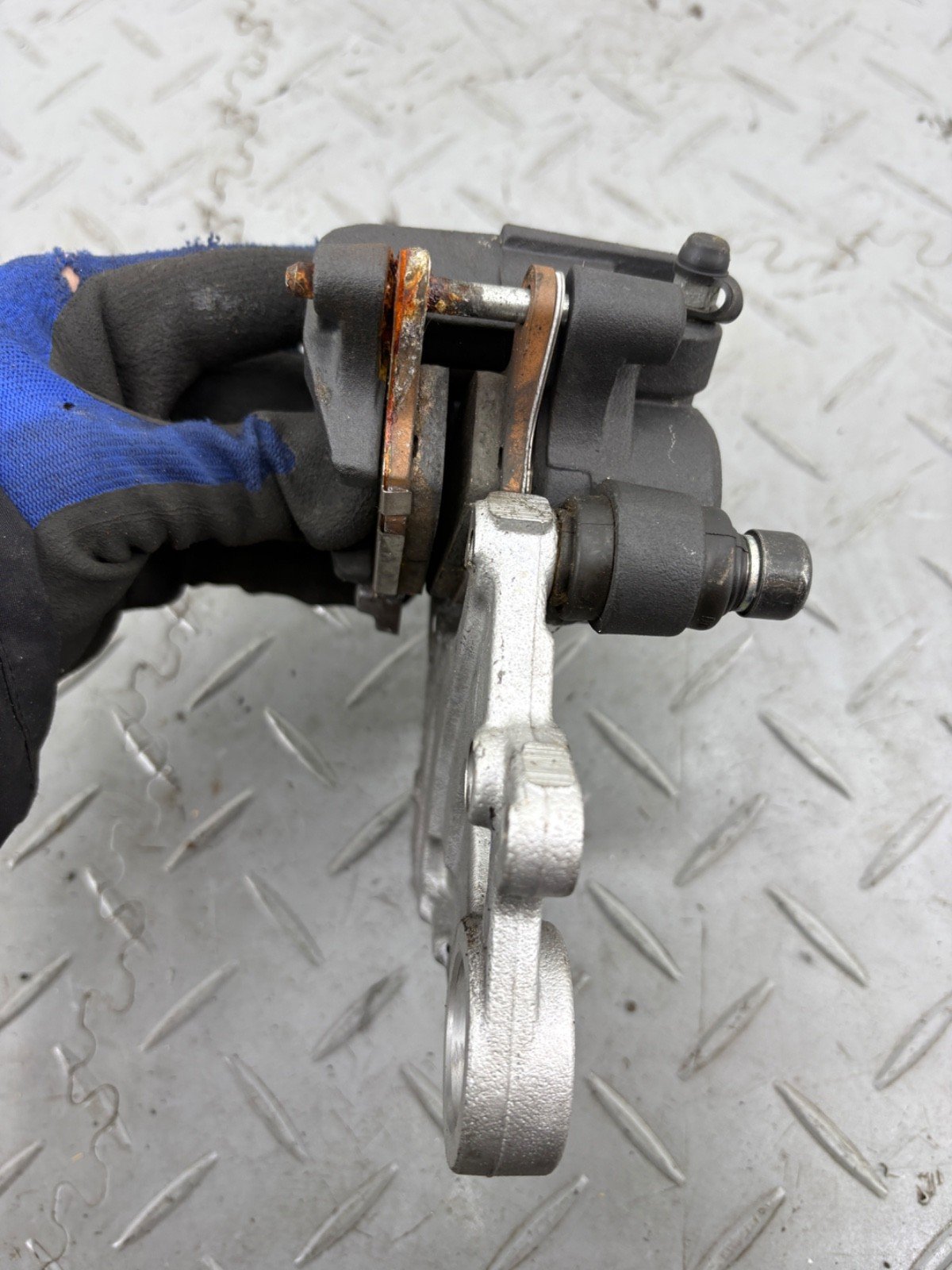 YAMAHA MT-09 MT09 RN69 2022 REAR BRAKE CALIPER & MOUNT BRACKET - Image 9