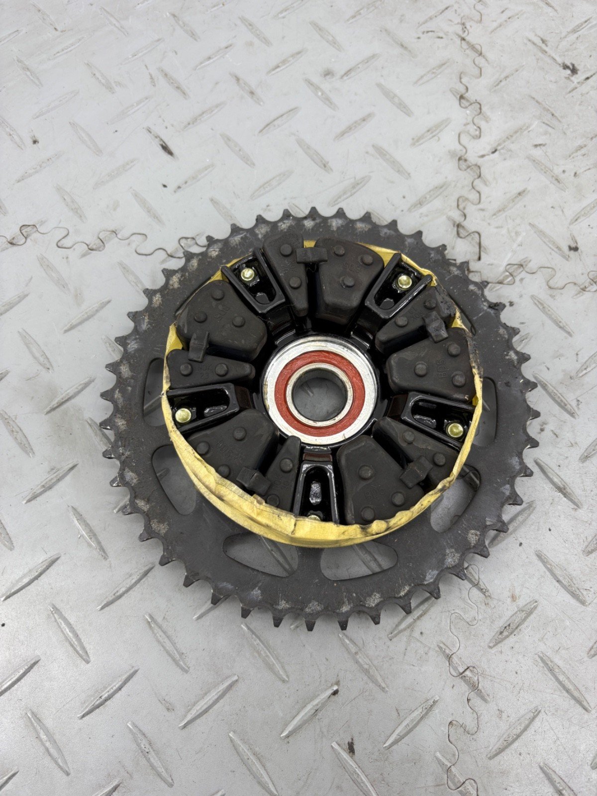 YAMAHA MT-09 MT09 RN69 2022 REAR WHEEL SPROCKET CARRIER & RUBBERS - Image 2