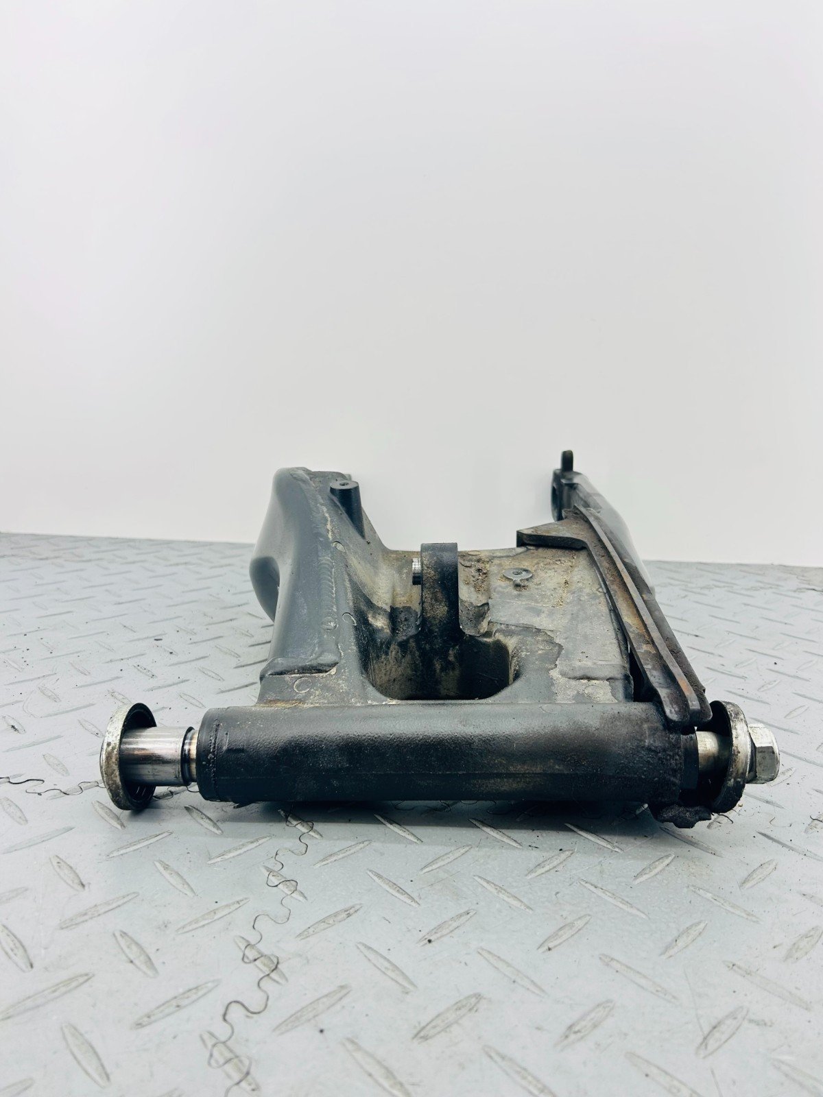 YAMAHA TRACER 9 GT RN70 REAR SWINGARM B5U221100000 - Image 2
