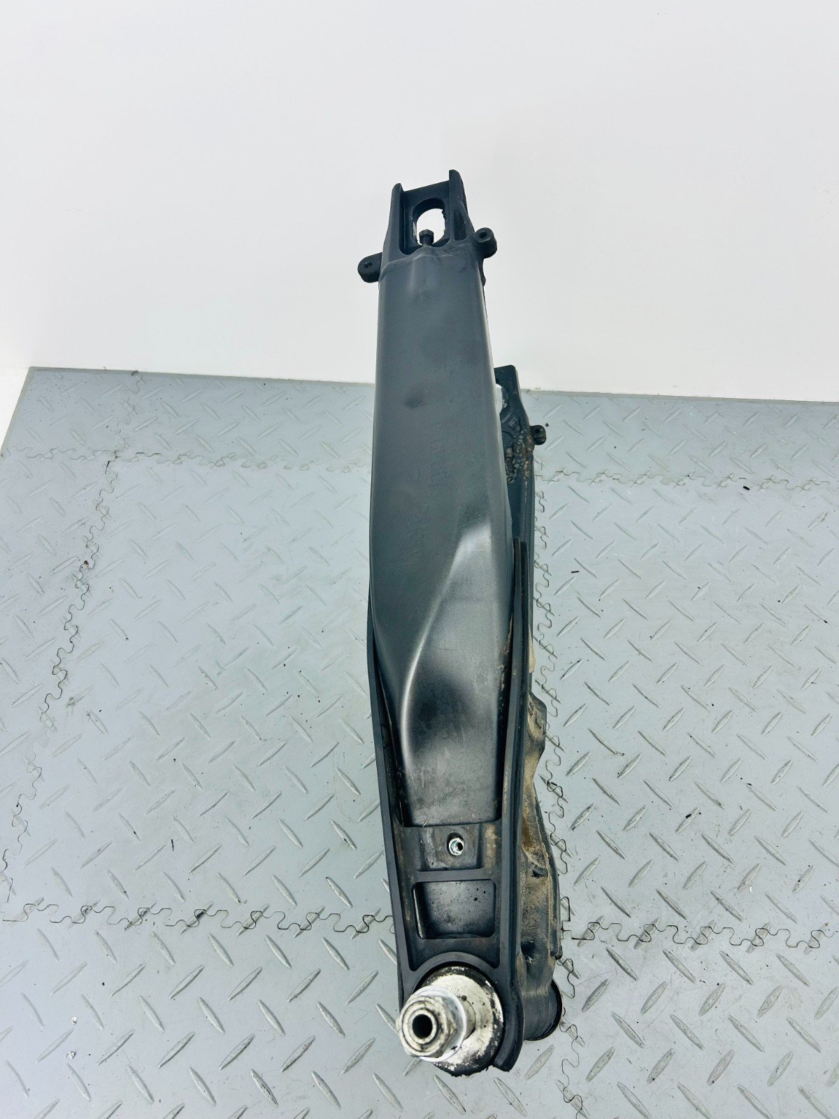 YAMAHA TRACER 9 GT RN70 REAR SWINGARM B5U221100000 - Image 9