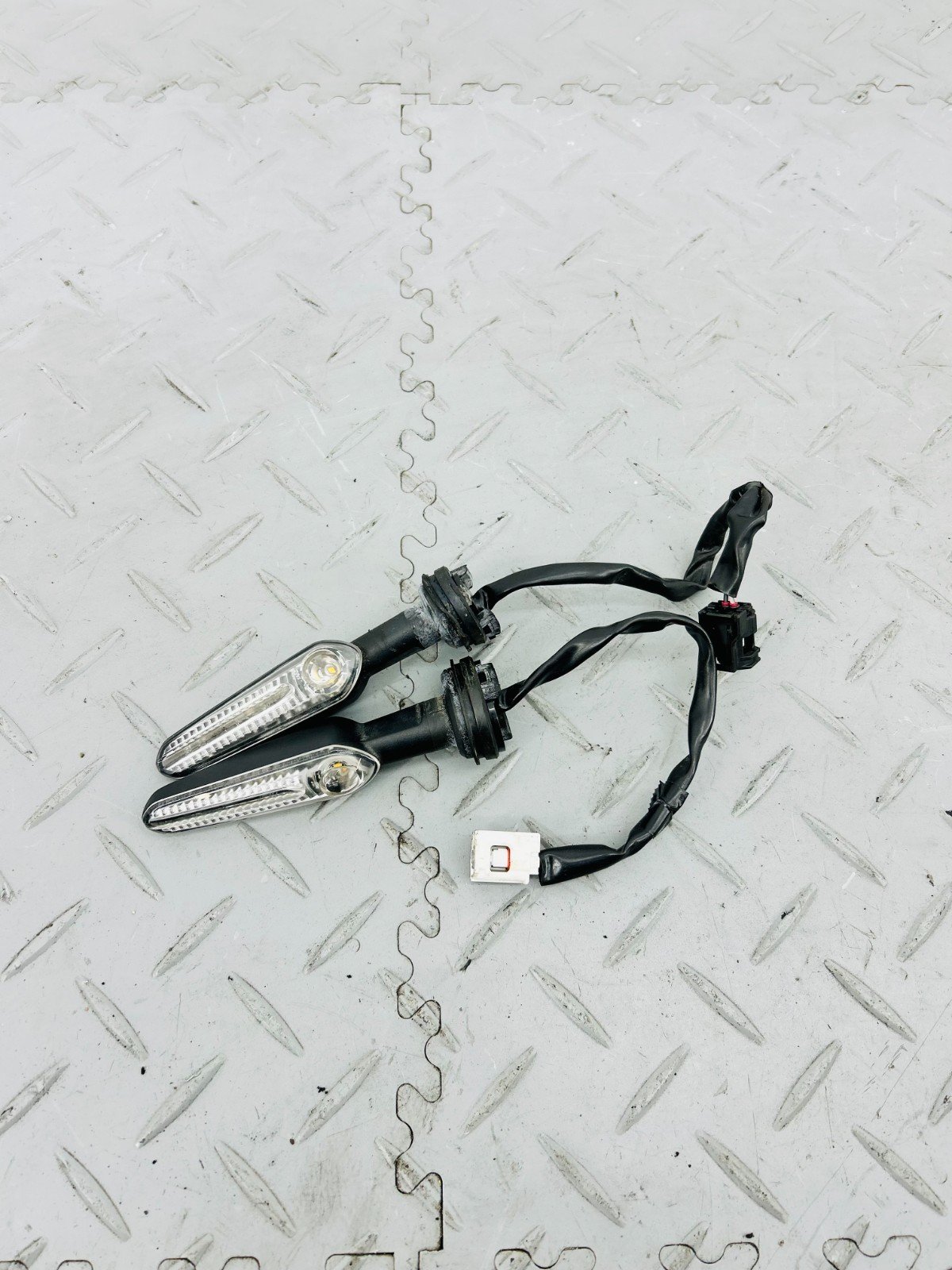 YAMAHA TRACER 9 GT RN70 OEM FRONT TURN SIGNAL LIGHT INDICATOR PAIR - Image 2