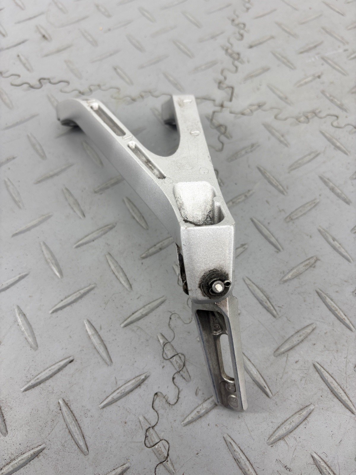HONDA CBR1000RR 2014 REAR RIGHT PASSENGER FOOT PEG FOOTREST MFLPR - Image 9