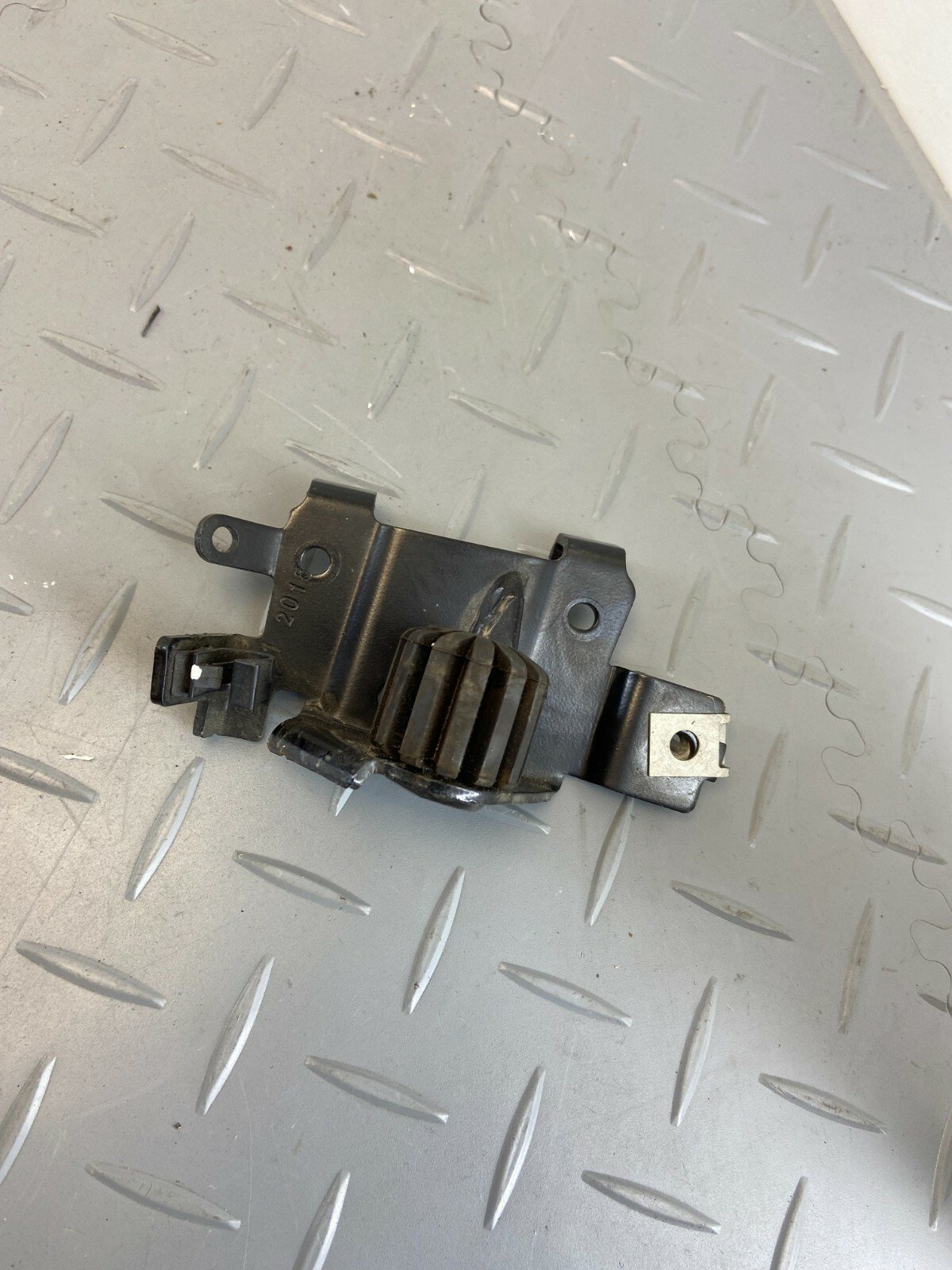 BMW R1200GS LC 2016 K50 K51 FUEL TANK RESERVOR MOUNT HOLDER BRACKET 8534866 - Image 2
