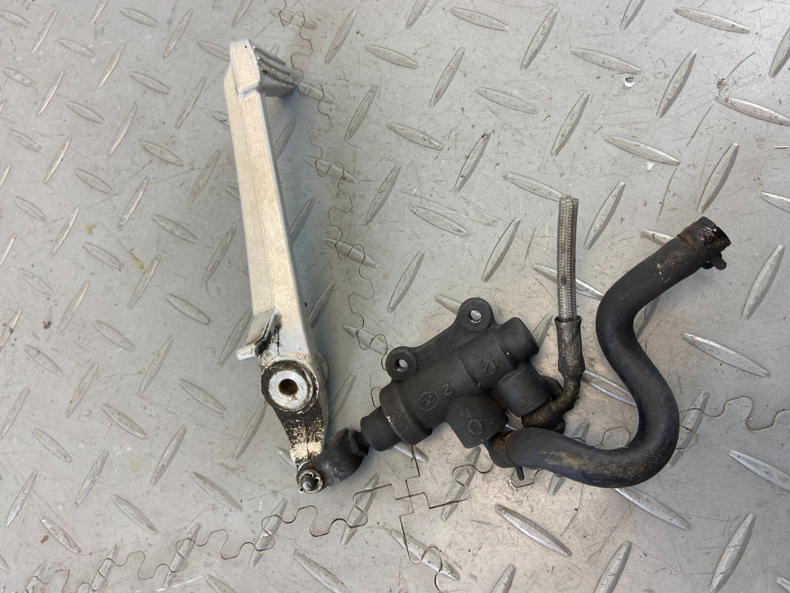 BMW R1250RT K52 2022 REAR BRAKE MASTER PUMP & LEVER 8534697 - Image 6