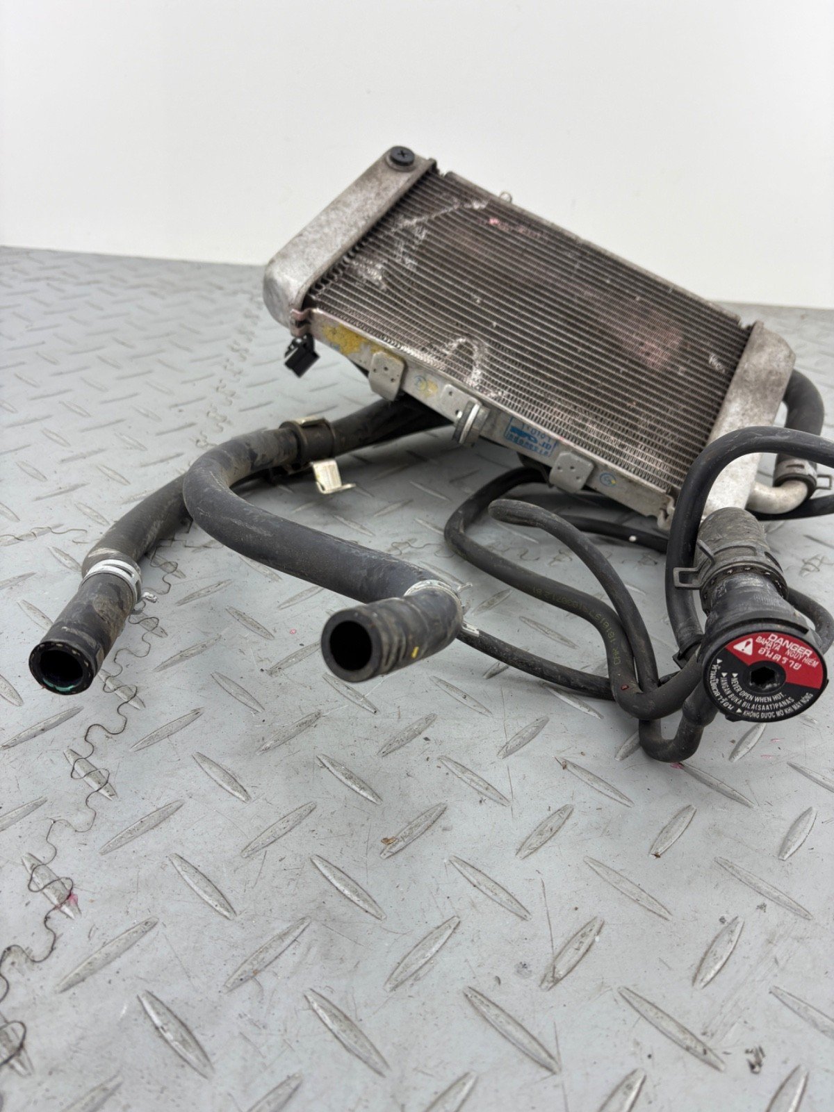 YAMAHA TRICITY 300 2020 WATER COOLING RADIATOR & FAN ASSEMBLY (DAMAGED) - Image 2