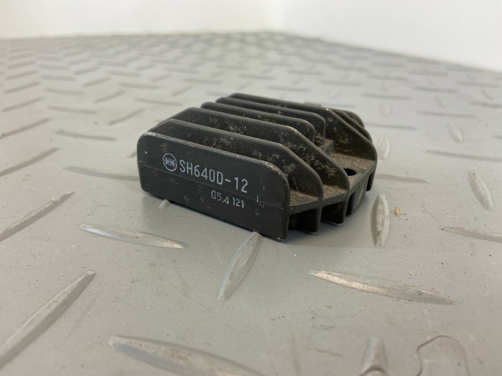 YAMAHA PIAGGIO Voltage regulator SH640D-12 - Image 3