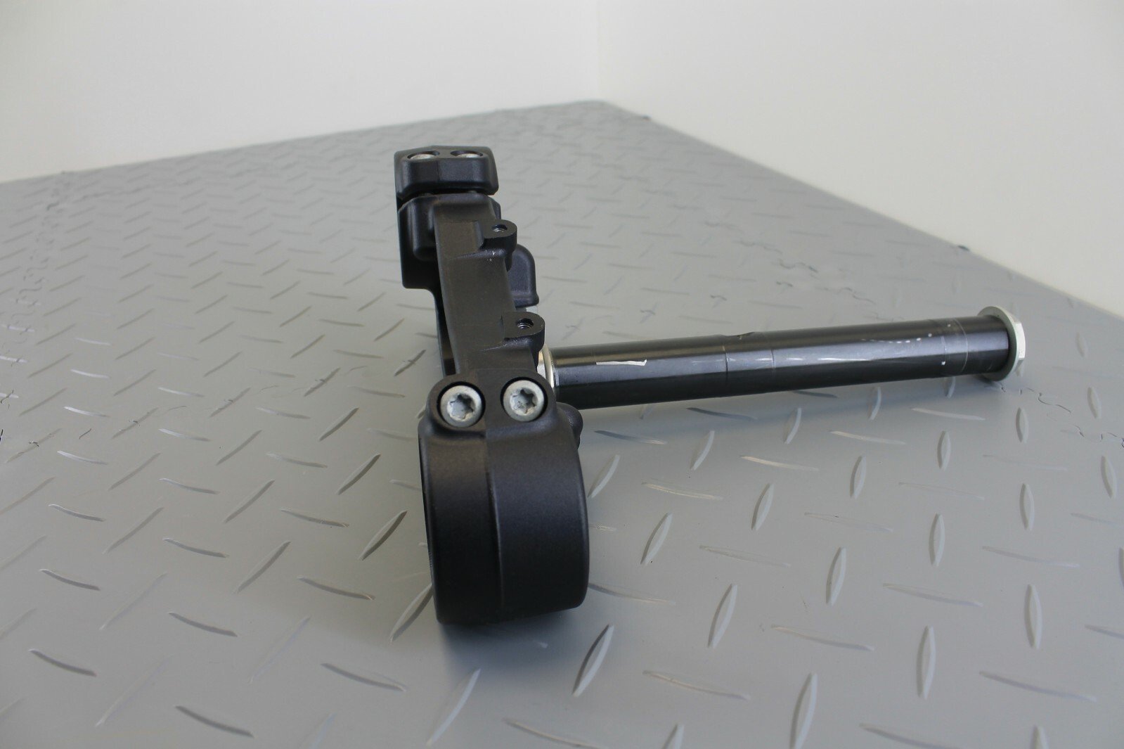 KTM SUPERDUKE 1290 R GT 2017 LOWER BRIDGE YOKE TRIPLE TREE CLAMP 61401031029 - Image 2