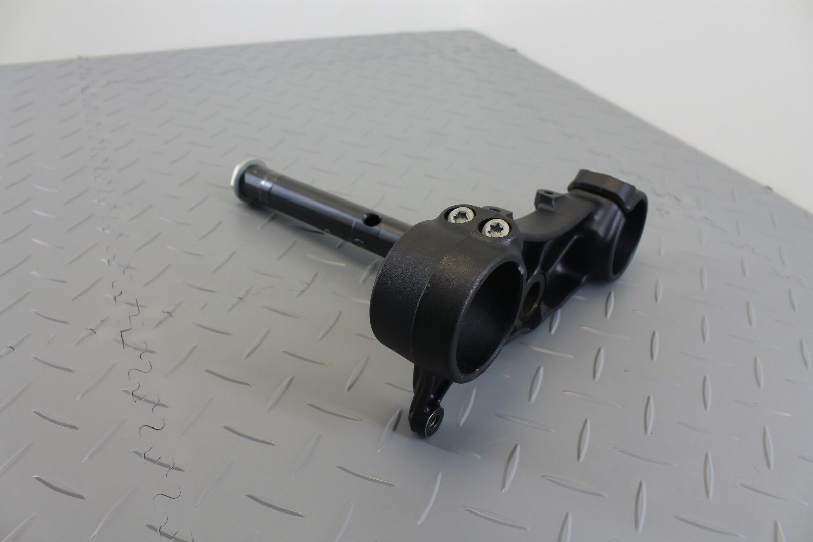 KTM SUPERDUKE 1290 R GT 2017 LOWER BRIDGE YOKE TRIPLE TREE CLAMP 61401031029 - Image 3