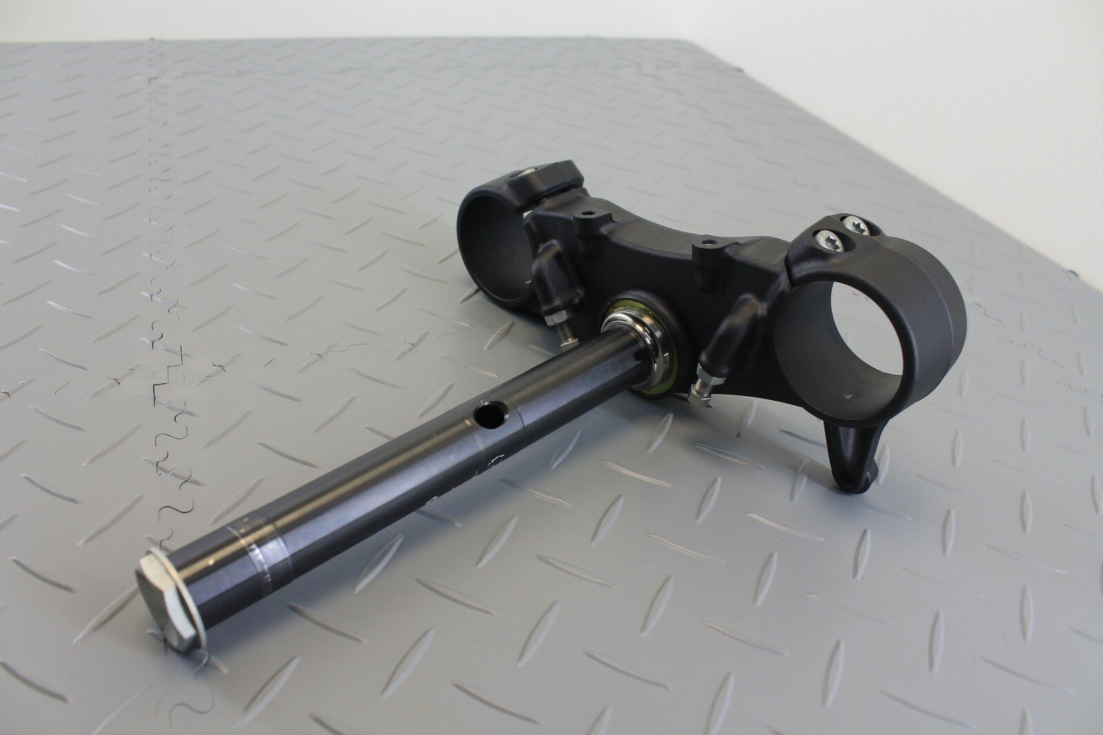 KTM SUPERDUKE 1290 R GT 2017 LOWER BRIDGE YOKE TRIPLE TREE CLAMP 61401031029 - Image 4