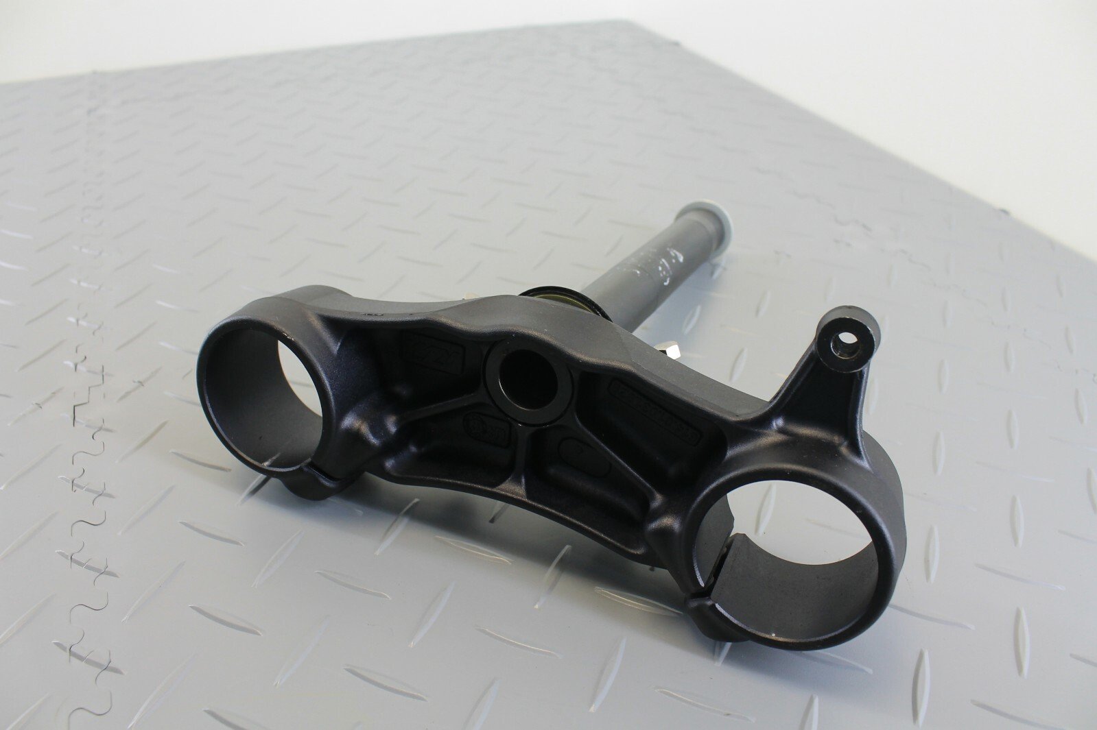 KTM SUPERDUKE 1290 R GT 2017 LOWER BRIDGE YOKE TRIPLE TREE CLAMP 61401031029 - Image 5