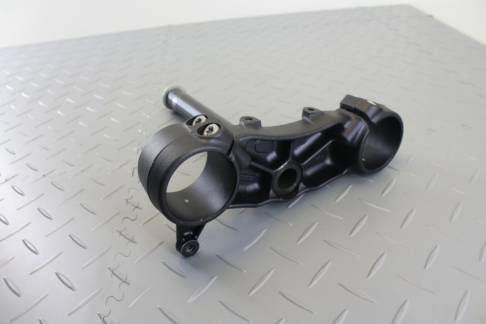 KTM SUPERDUKE 1290 R GT 2017 LOWER BRIDGE YOKE TRIPLE TREE CLAMP 61401031029 - Image 7