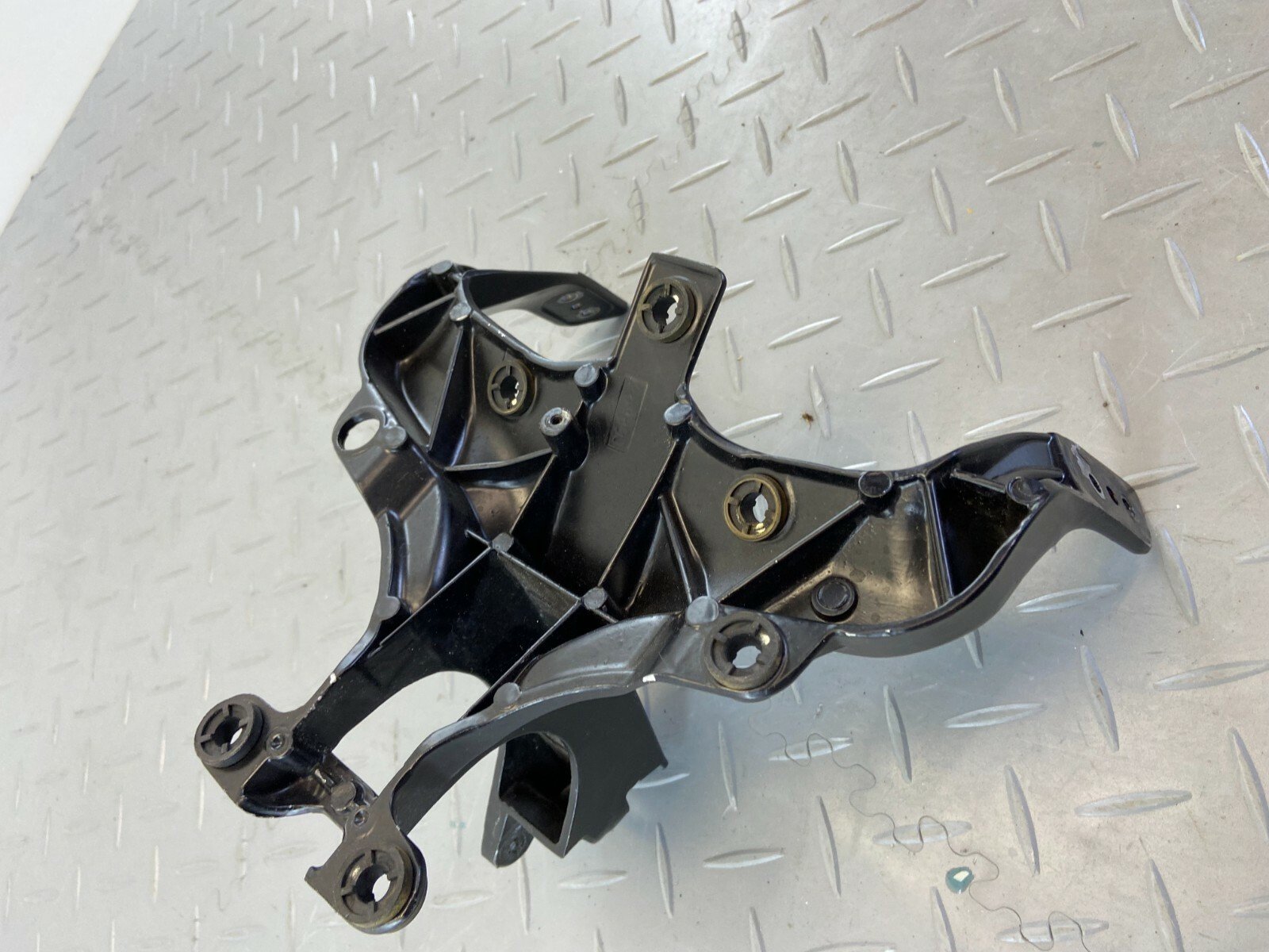 YAMAHA YZF-R1 2009 - 2014 FRONT STAY MOUNT BRACKET - Image 6