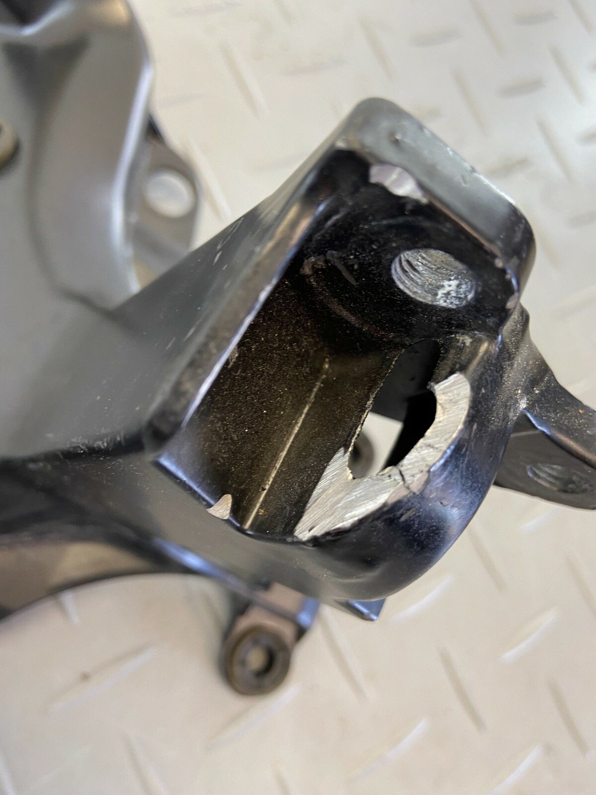 YAMAHA YZF-R1 2009 - 2014 FRONT STAY MOUNT BRACKET - Image 9