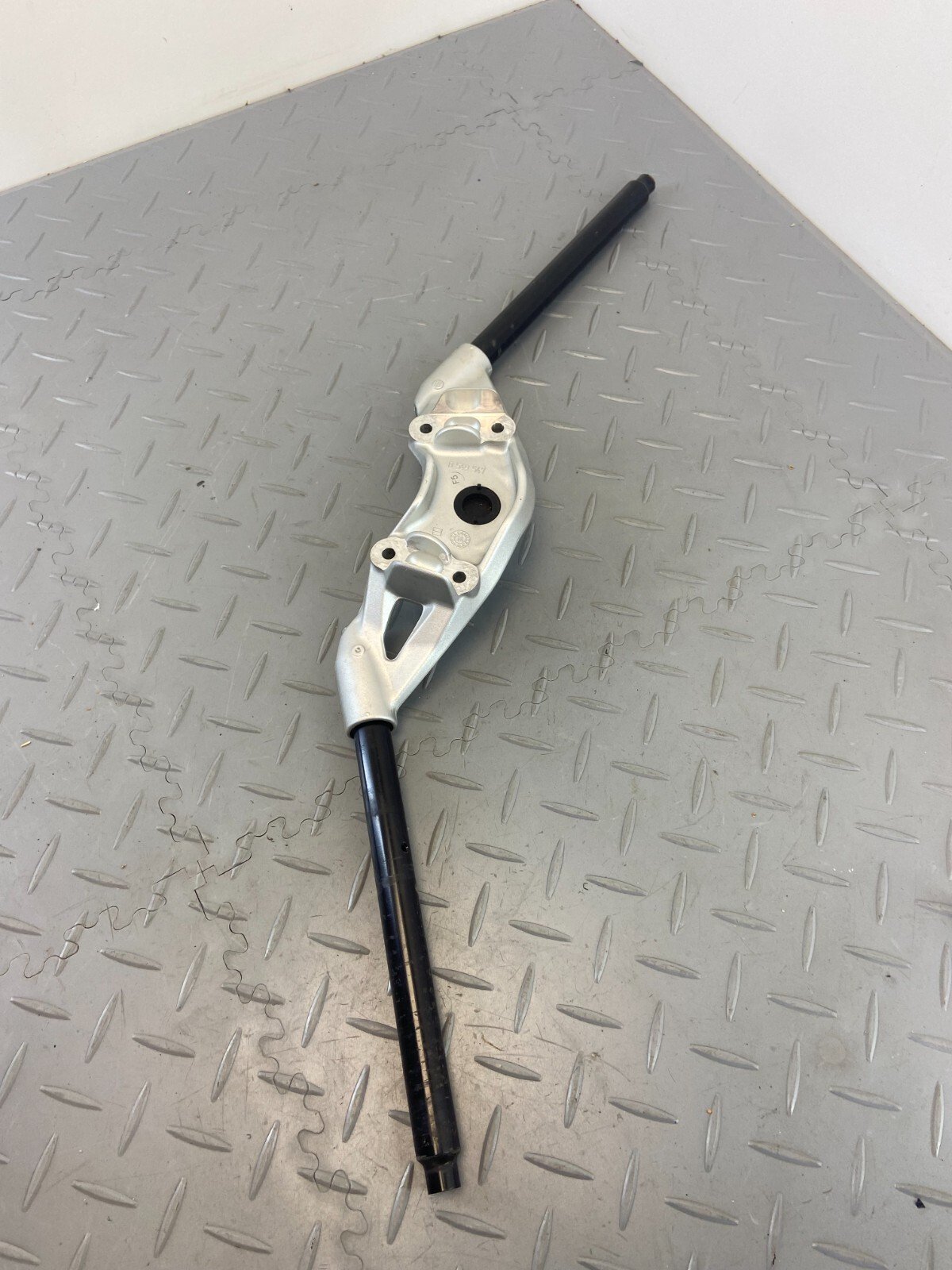 BMW R1200RS RS LC K54 2017 HANDLEBAR STEERING UPPER FORK YOKE BRIDGE HANDLE - Image 3