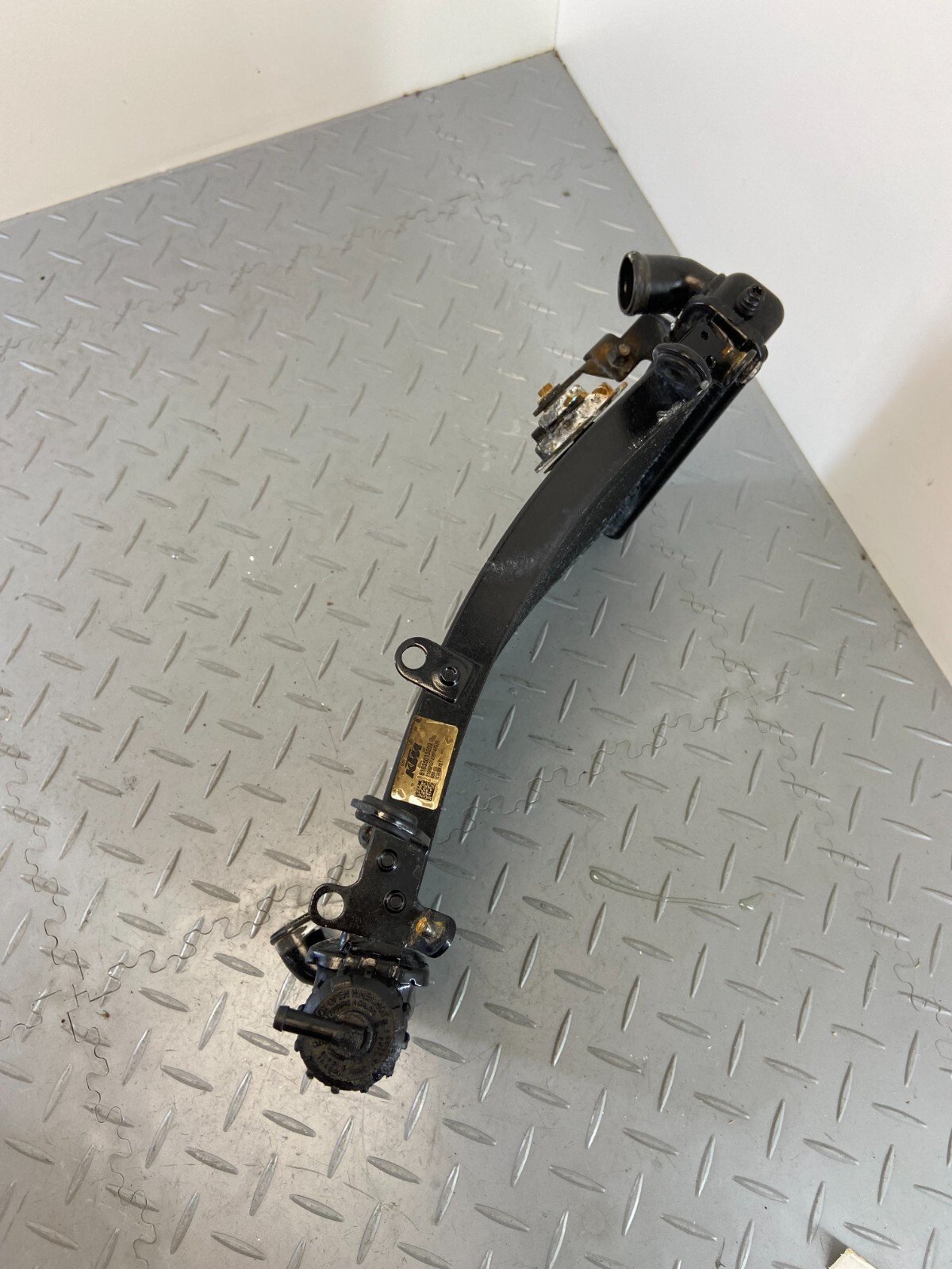 KTM SUPER DUKE 1290 R 2018 RADIATOR WATER COOLER (DAMADGED) 61635010200 - Image 5
