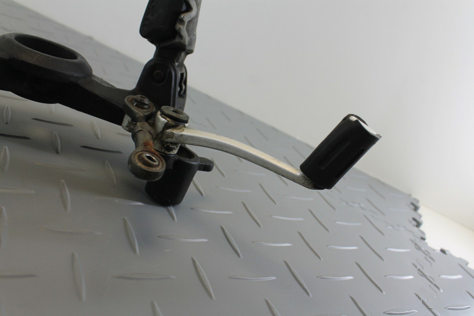 DUCATI MULTISTRADA 2012 1200 LEFT LH FRAME SUPPORT BRACKET MOUNT FOOT REST - Image 5