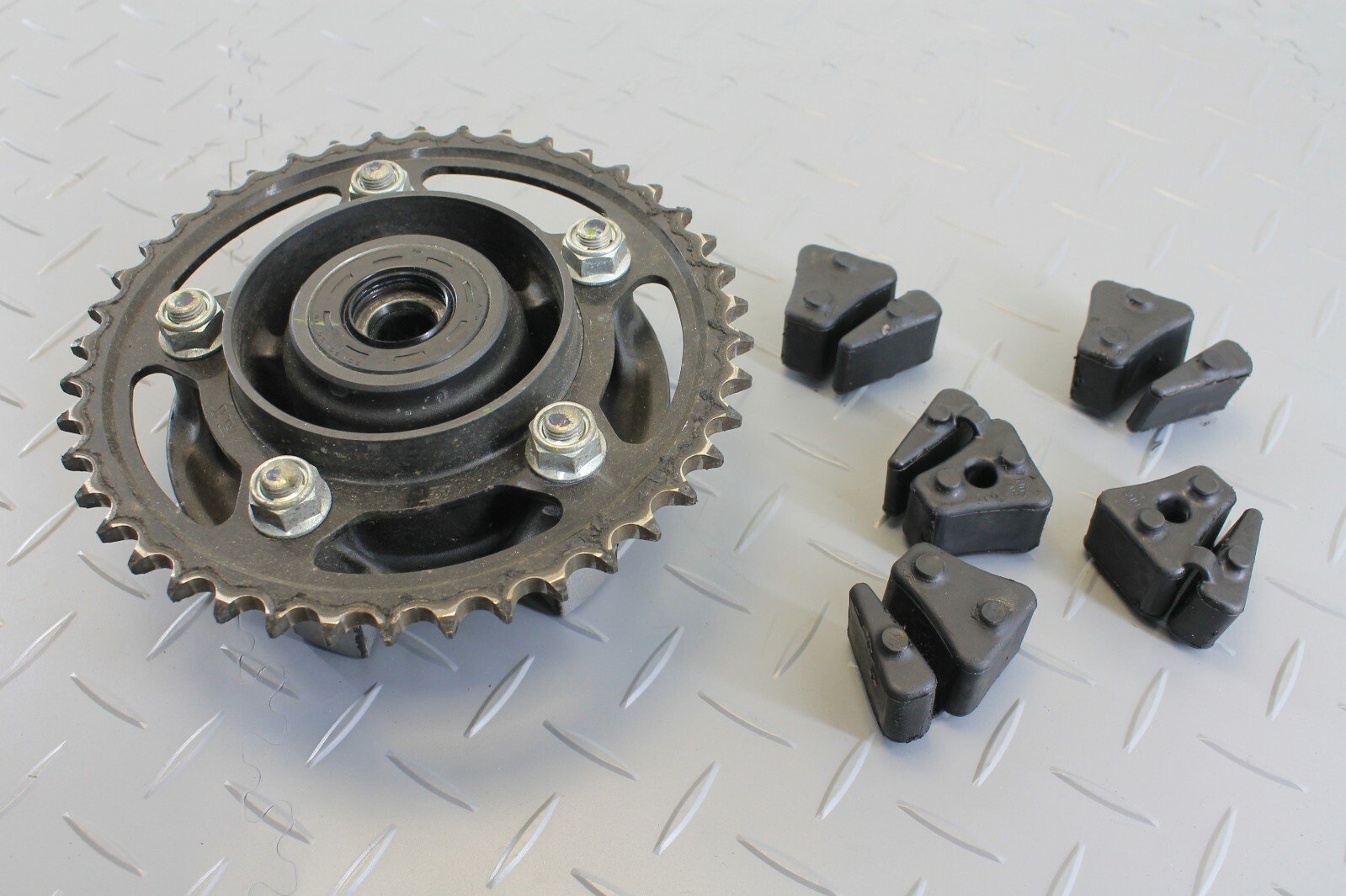 HONDA CB650R CB650 R 2019 REAR SPROCKET & SUPPORT HUB - Image 3