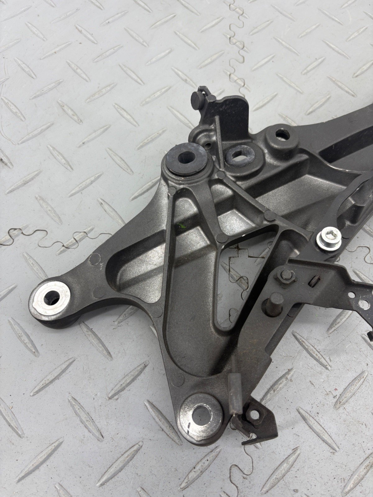 HONDA CBR1000RR 2014 REAR RIGHT SUBFRAME MOUNT MFLAR2 - Image 14