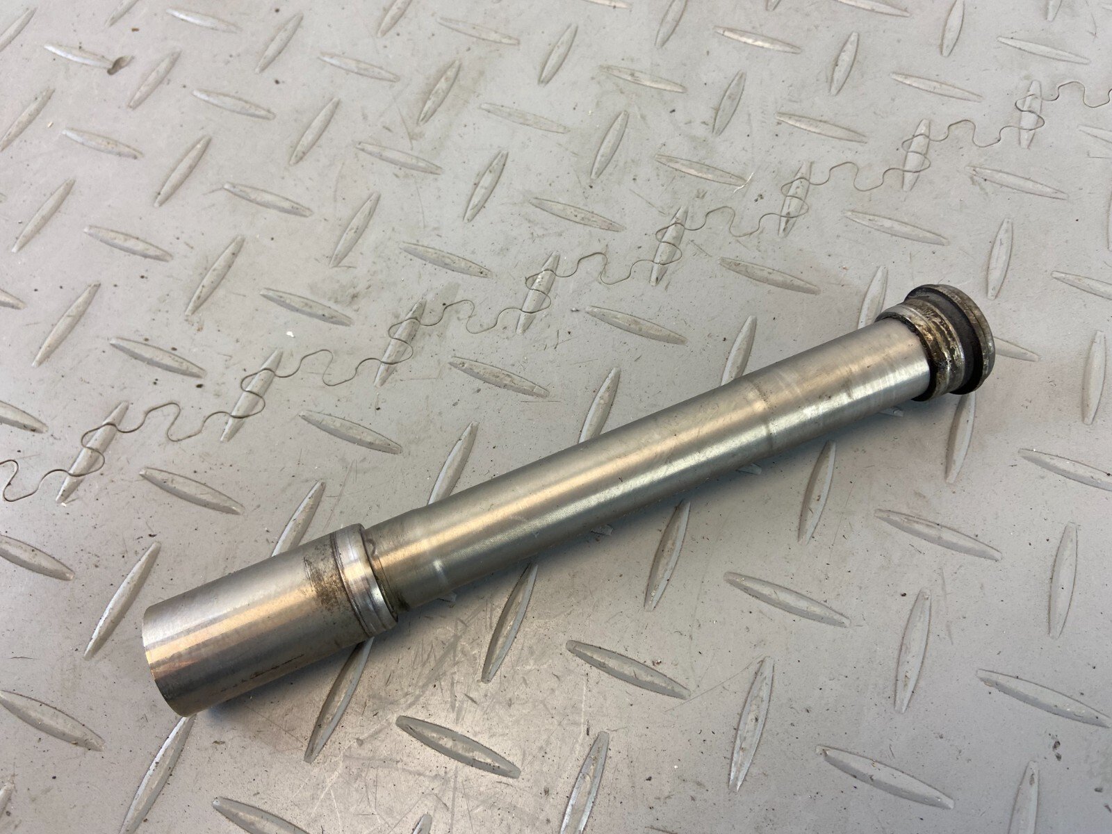 BMW F900XR K84 2020 FRONT WHEEL AXLE SPINDLE - Image 4