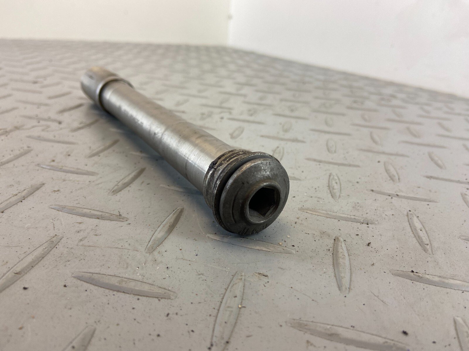 BMW F900XR K84 2020 FRONT WHEEL AXLE SPINDLE - Image 6