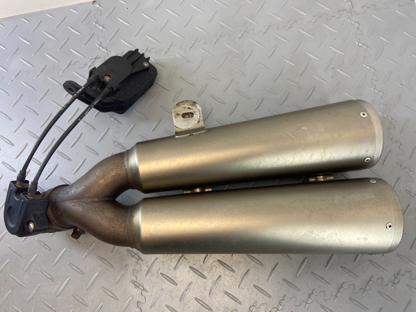 BMW R NINE T R9T PURE URBAN 2018 AKRAPOVIC EXHAUST SILENCER MUFFLER 8356968 - Image 2