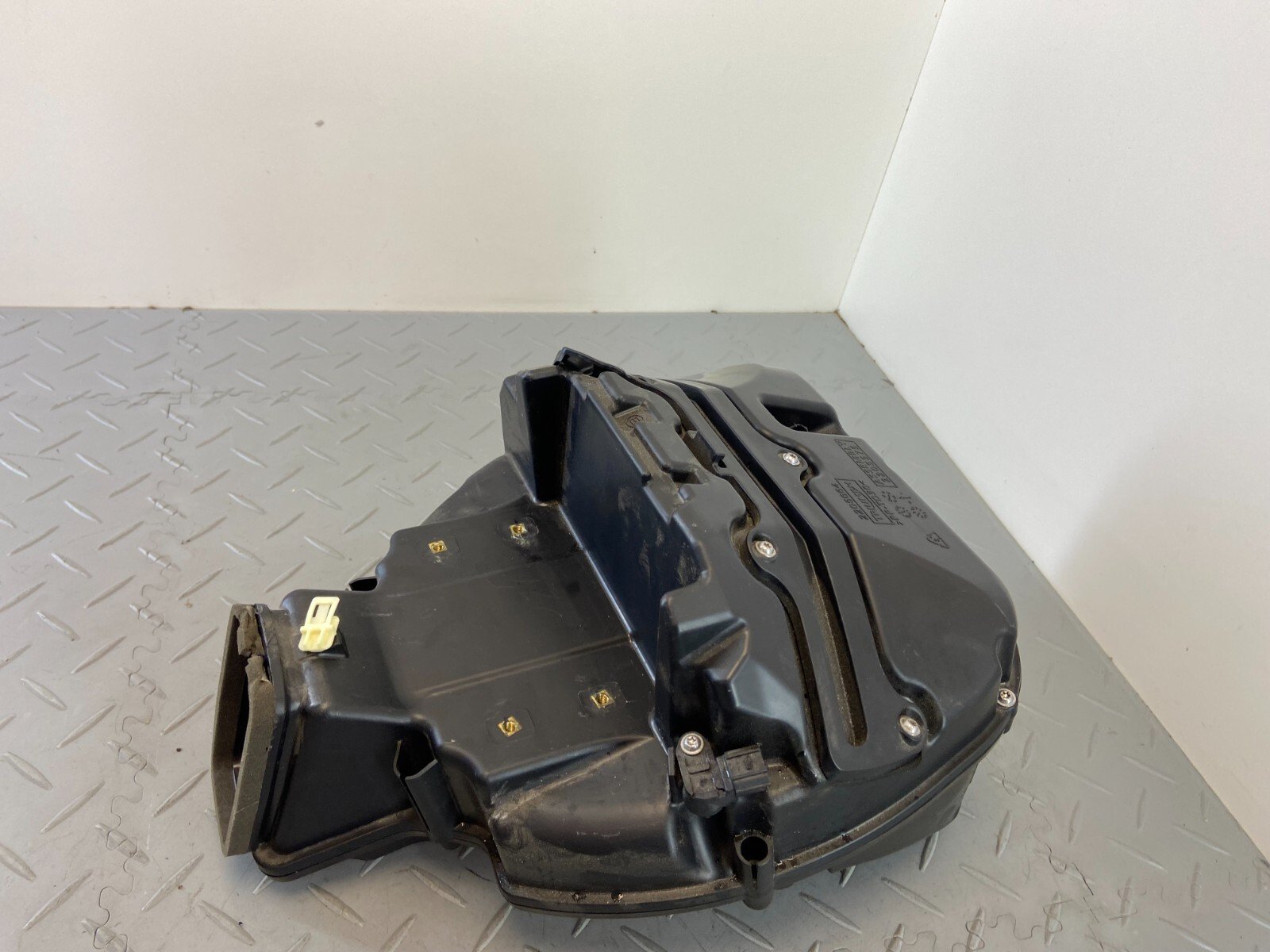 TRIUMPH SPEED TRIPLE 1050 RS 2018 AIR BOX 2204085 (DAMADGED) - Image 2